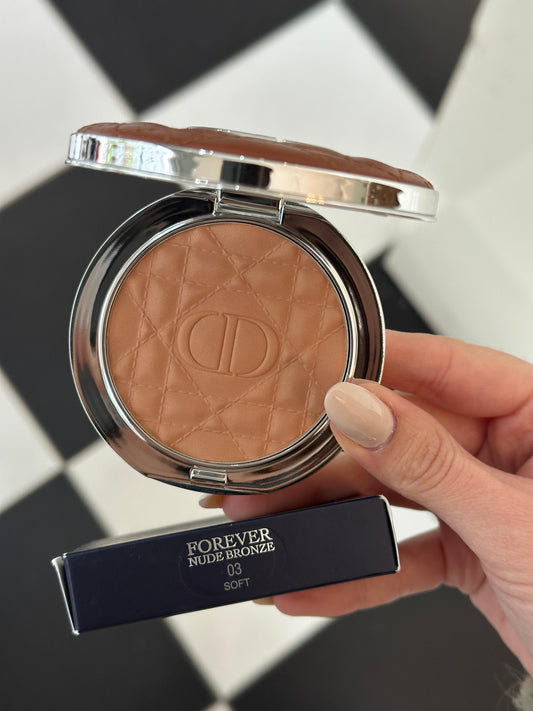 DIOR Forever Nude Bronze - (03)
Longwear Tanned-Effect Powder Bronzer - Natural Glow or Matte Finish - Infused with Hyaluronic Acid