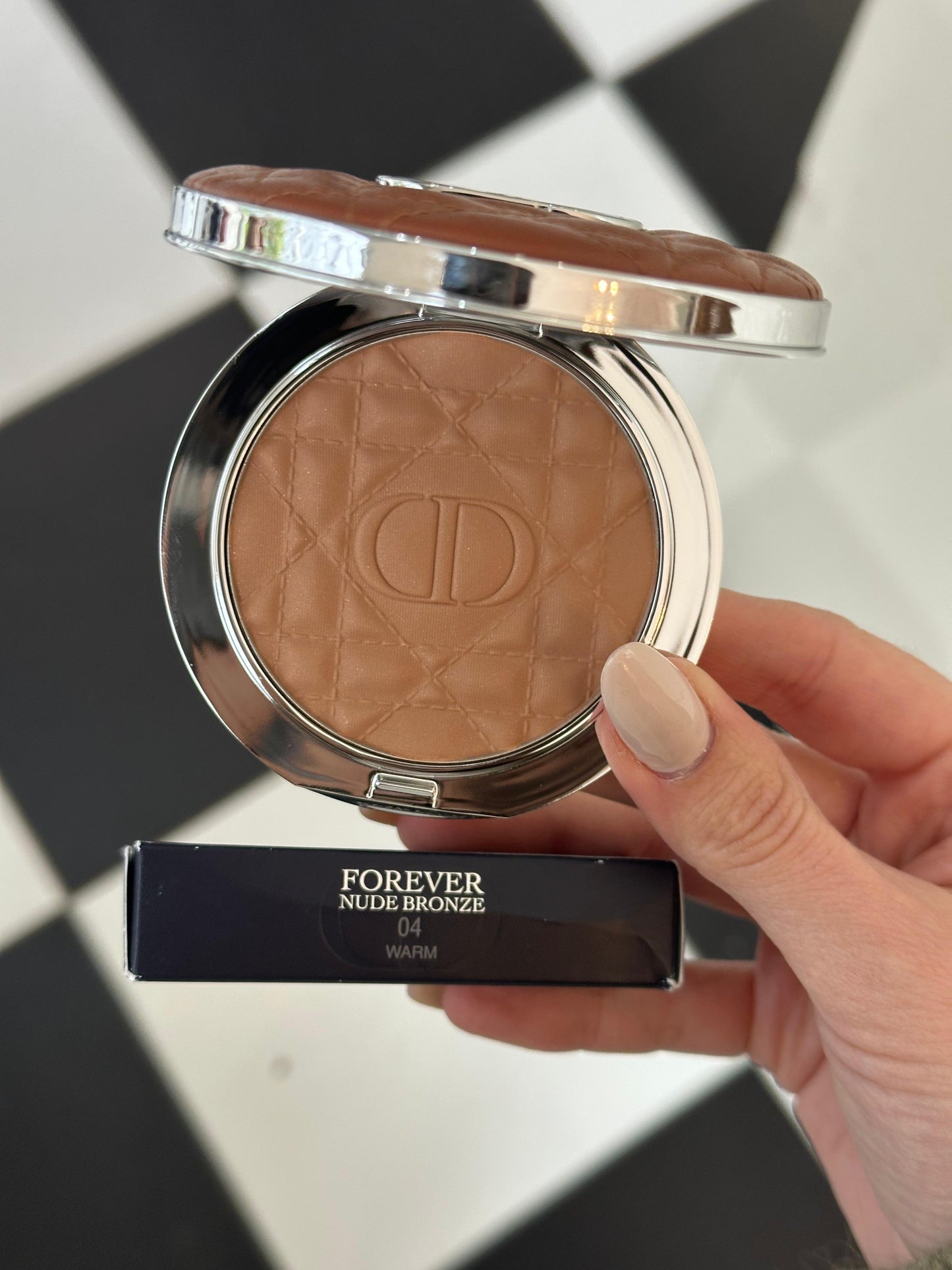 DIOR Forever Nude Bronze
Longwear Tanned-Effect Powder Bronzer - Natural Glow or Matte Finish - Infused with Hyaluronic Acid