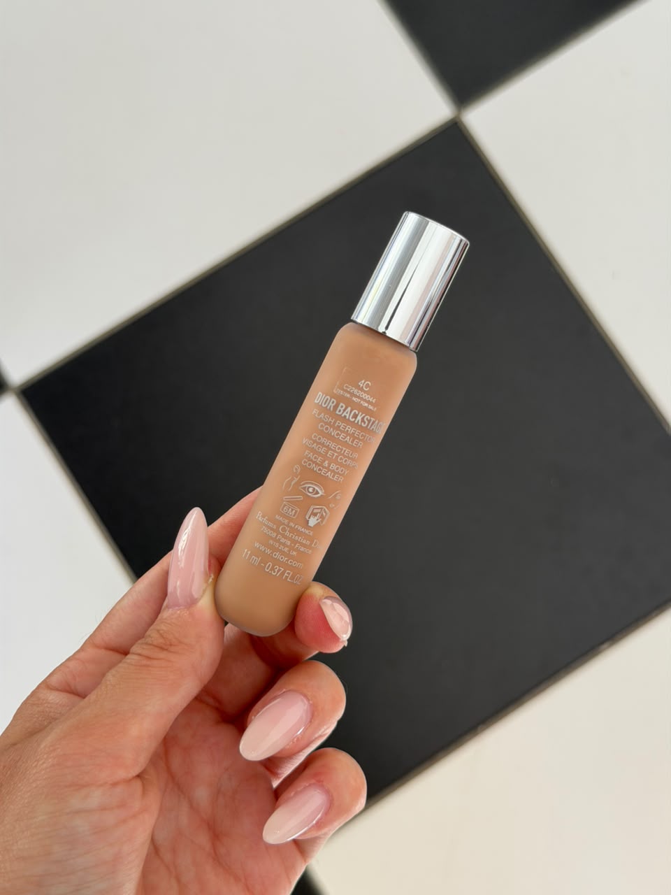 DIOR Backstage Face & Body Flash Perfector Concealer (4C)
High Coverage - Natural Glow Finish - Waterproof Wear