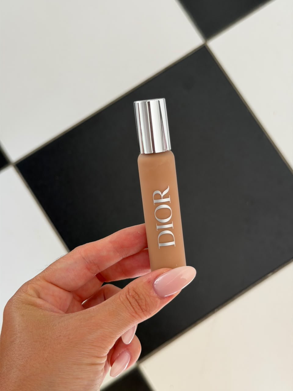 DIOR Backstage Face & Body Flash Perfector Concealer (4C)
High Coverage - Natural Glow Finish - Waterproof Wear