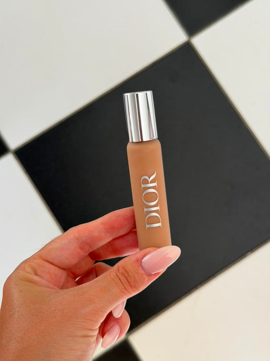 DIOR Backstage Face & Body Flash Perfector Concealer (4C)
High Coverage - Natural Glow Finish - Waterproof Wear