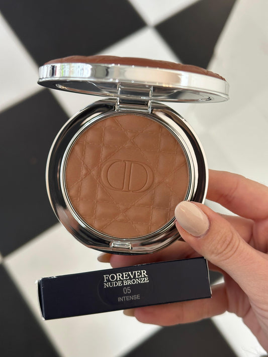 DIOR Forever Nude Bronze (05)
Longwear Tanned-Effect Powder Bronzer - Natural Glow or Matte Finish - Infused with Hyaluronic Acid