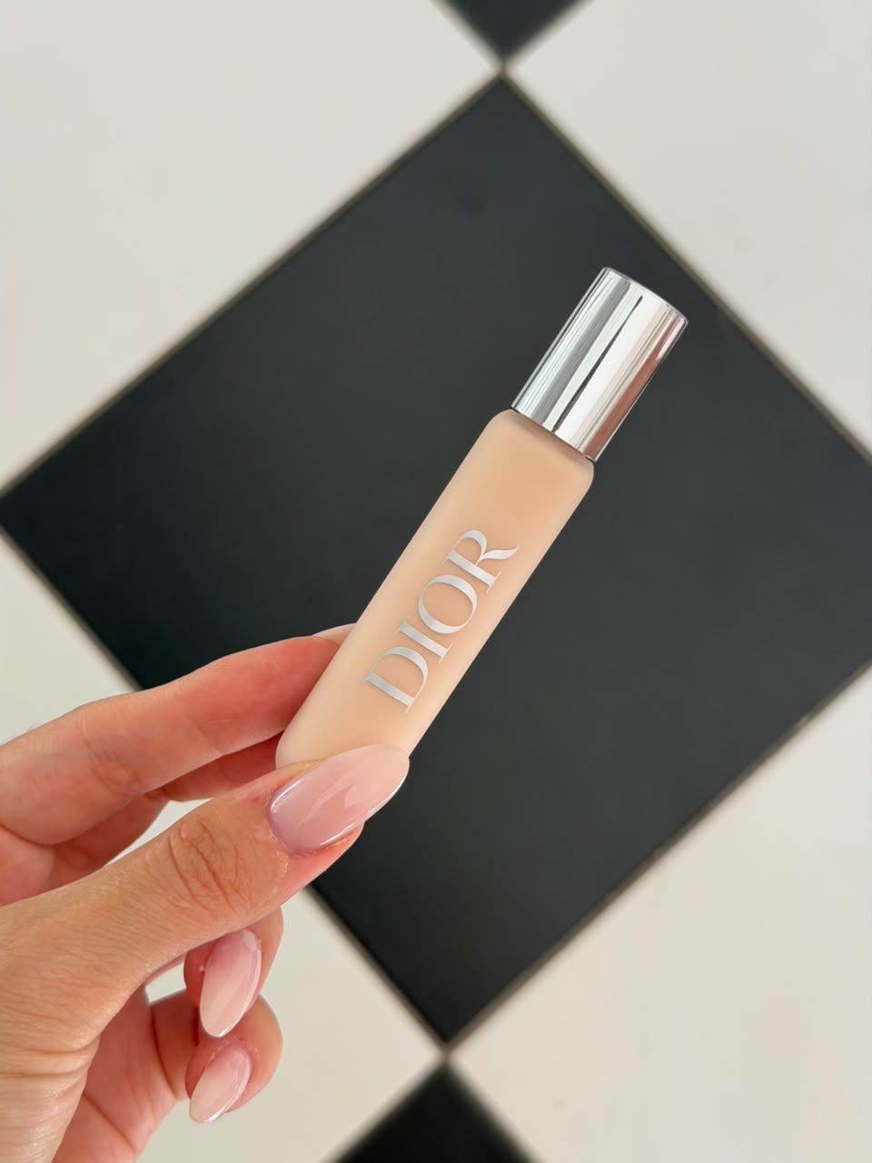DIOR Backstage Face & Body Flash Perfector Concealer (0CR)
High Coverage - Natural Glow Finish - Waterproof Wear