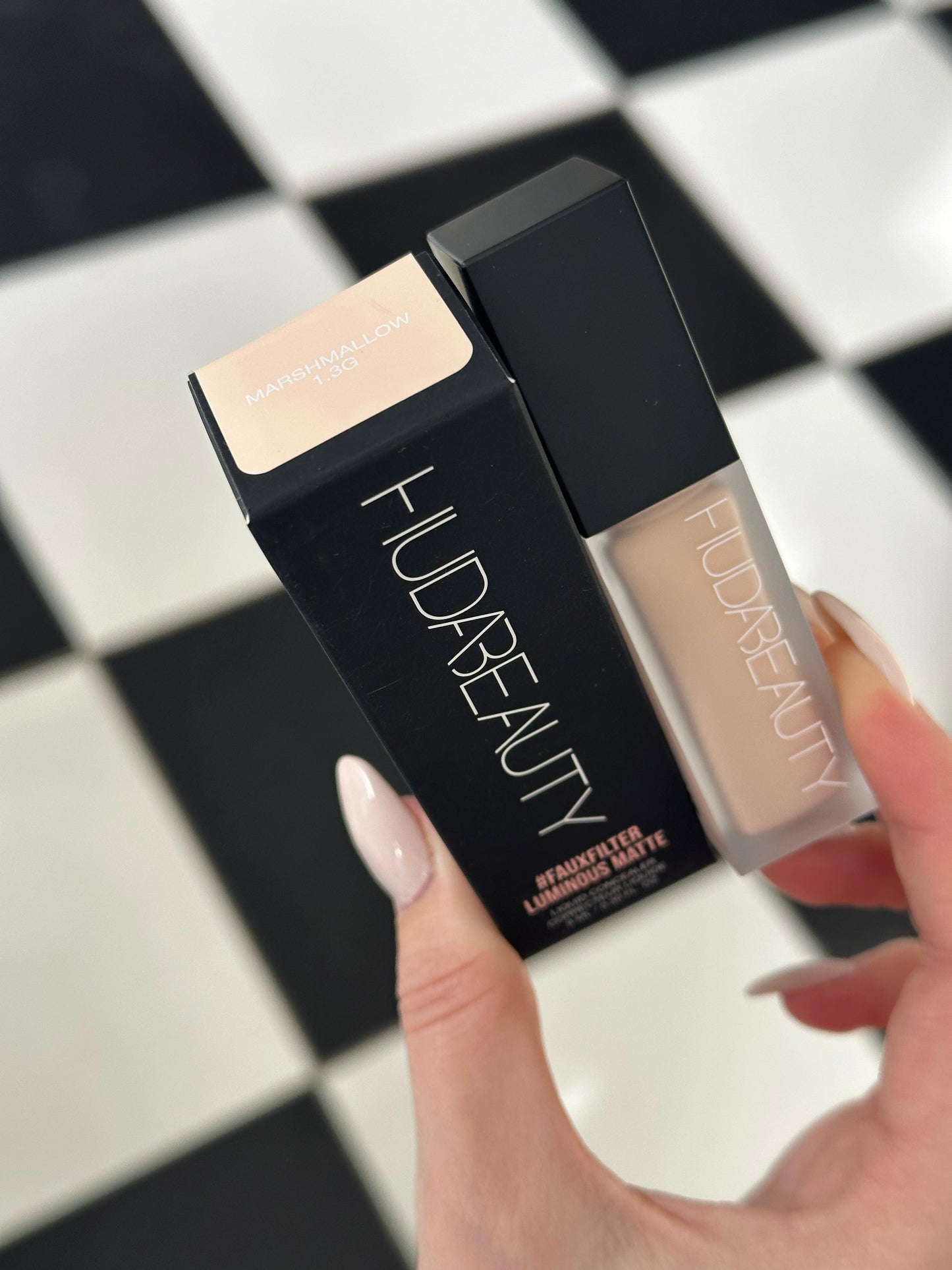 HUDA BEAUTY FauxFilter Luminous Matte Concealer (1.3G)