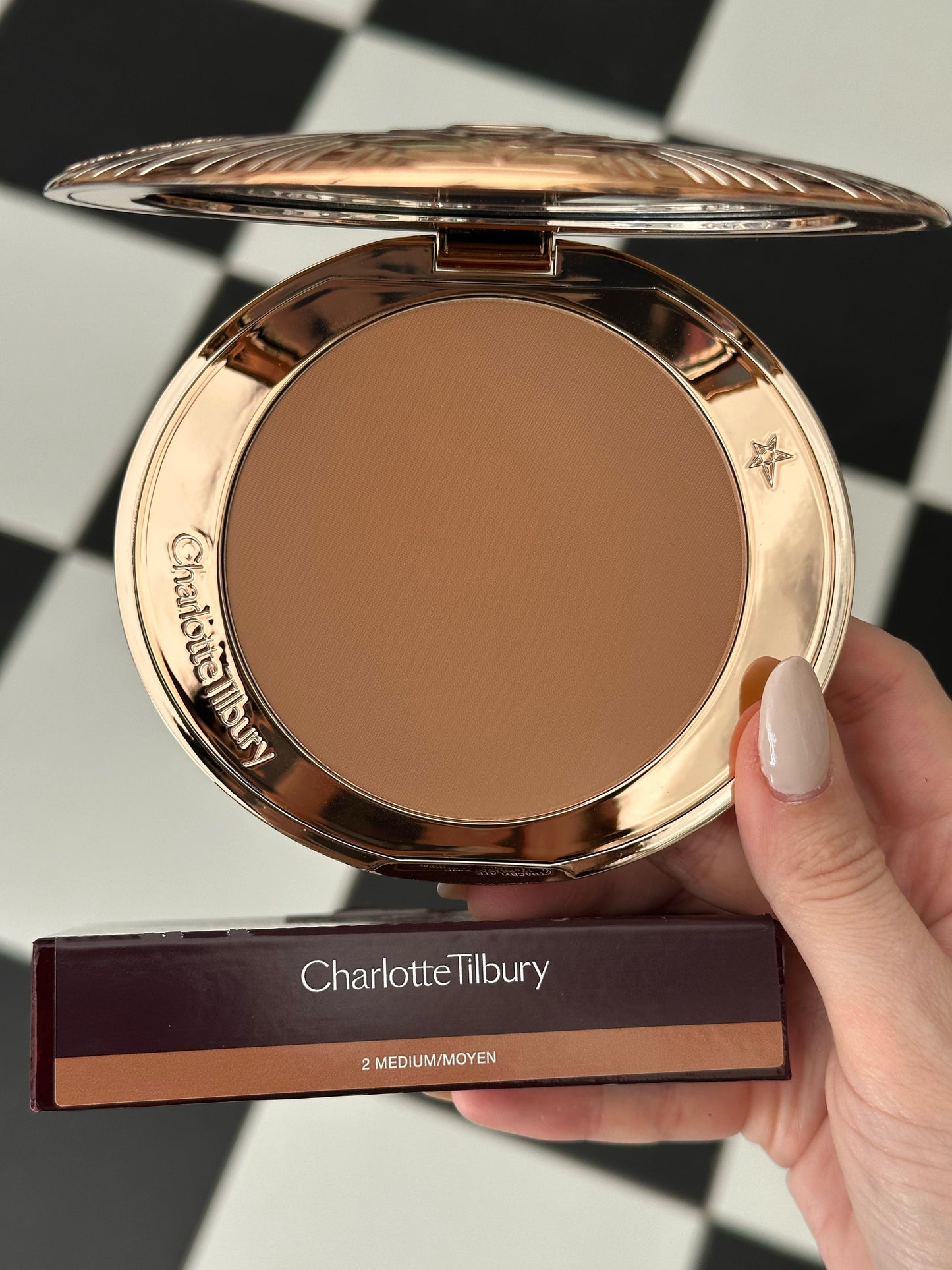 CHARLOTTE TILBURY Airbrush Bronzer (2)
Matte Bronzing Filter For Face And Body