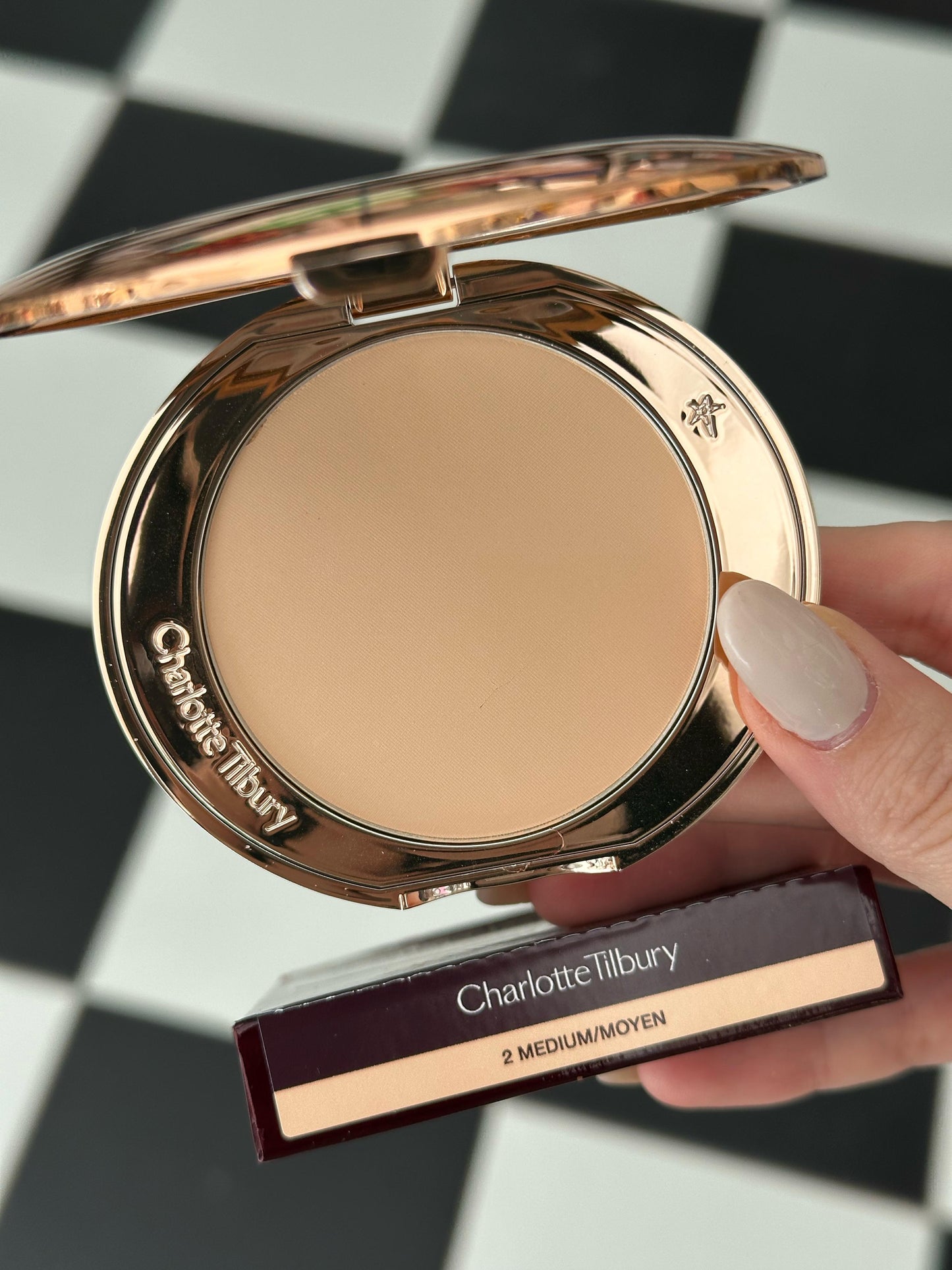 CHARLOTTE TILBURY Airbrush Flawless Finish (2)
Complexion Perfecting Micro Powder