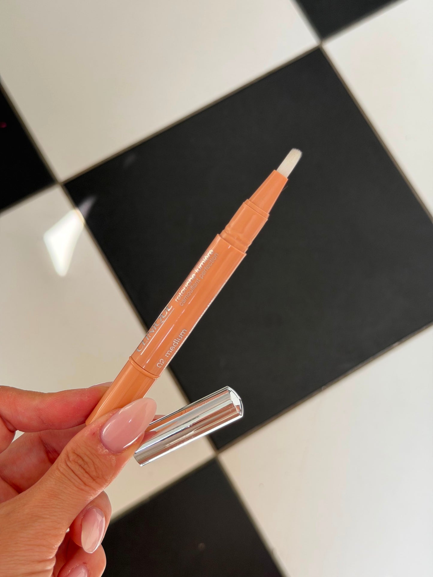 CLINIQUE Airbrush Illuminates And Perfects Concealer (02)