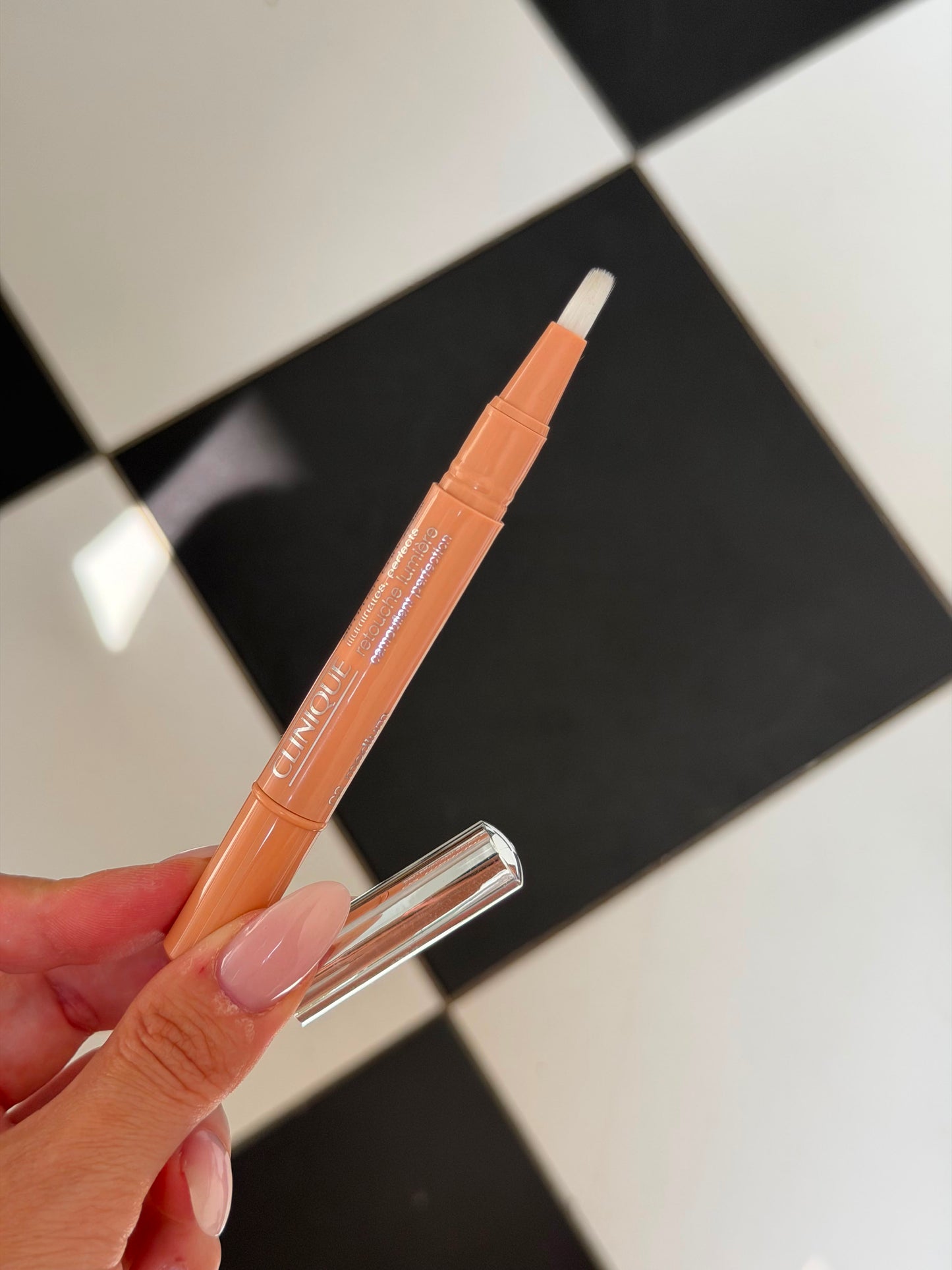 CLINIQUE Airbrush Illuminates And Perfects Concealer (02)