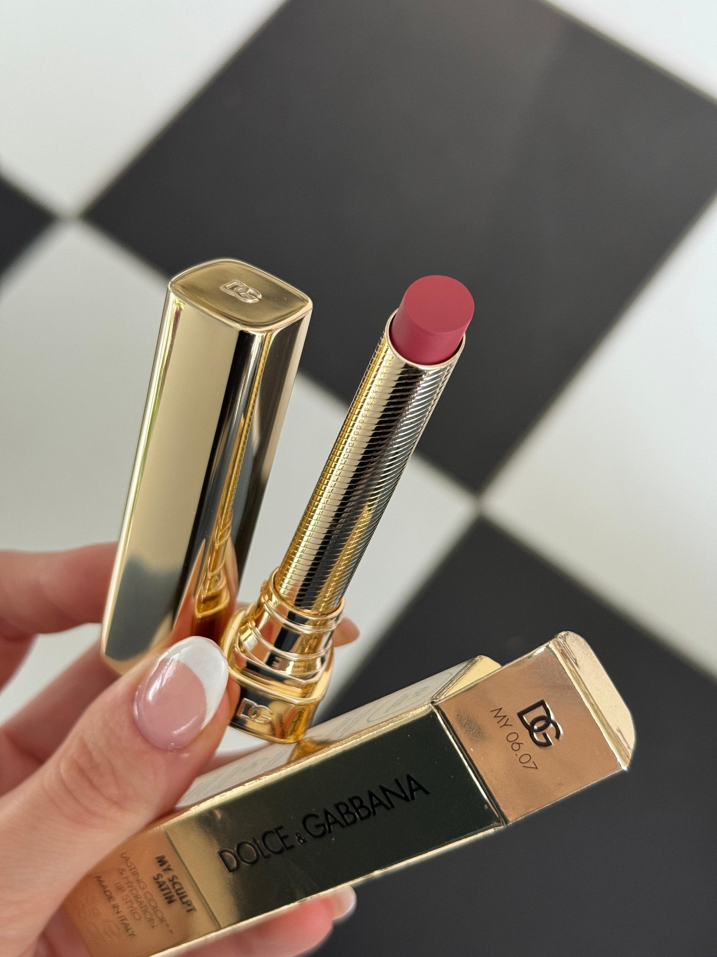 DOLCE&GABBANA My Sculpt Satin
Lasting Color & Hydration Lipstick Stylo - MY 06.07