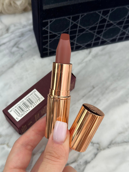 CHARLOTTE TILBURY
Matte Revolution Lipstick - Super Nineties