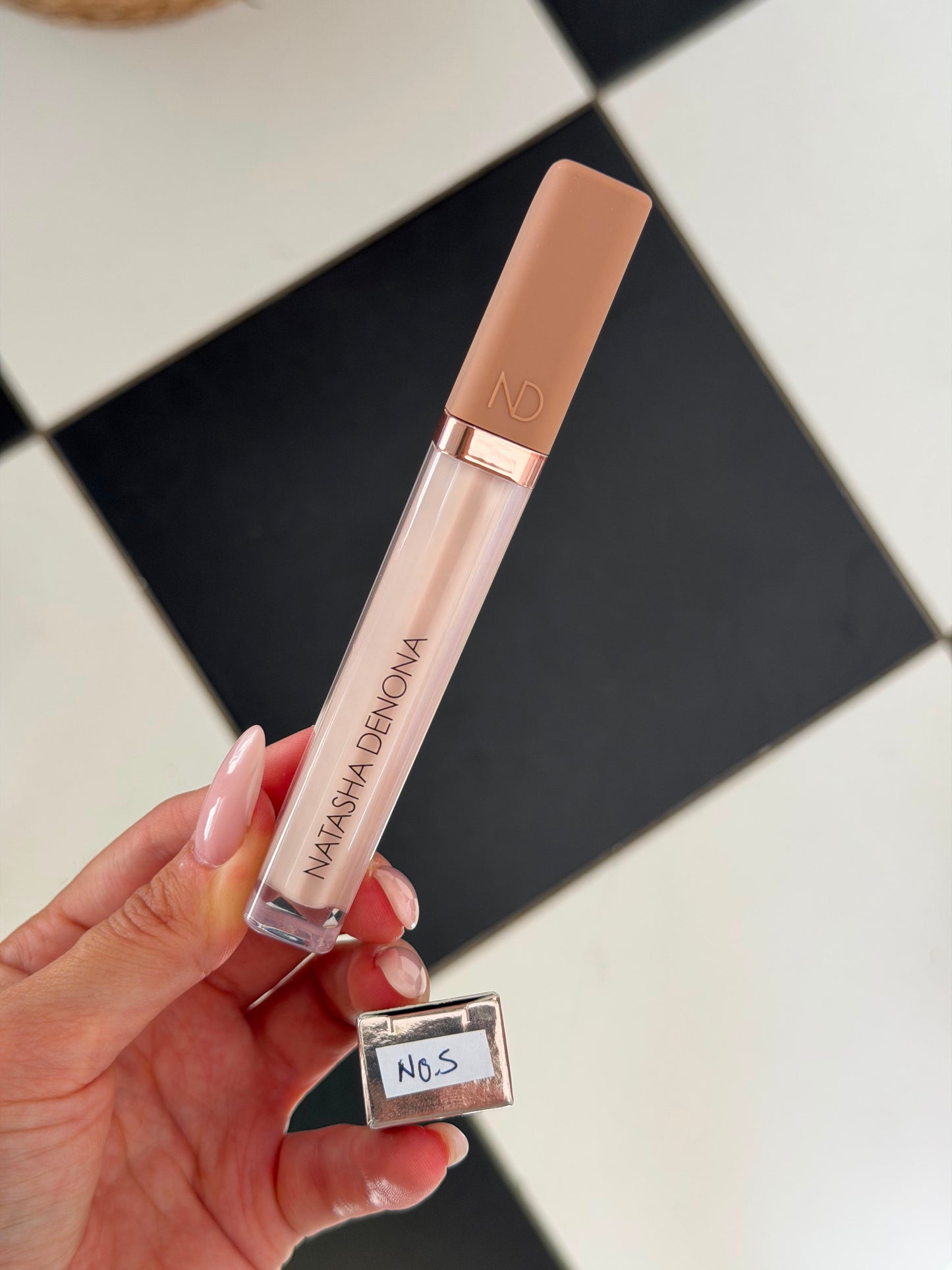 NATASHA DENONA Hy-Glam
Brightening & Hydrating Crease-Proof Serum Concealer (N0.5)