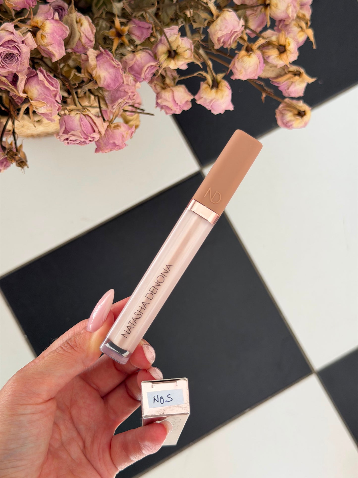 NATASHA DENONA Hy-Glam
Brightening & Hydrating Crease-Proof Serum Concealer (N0.5)