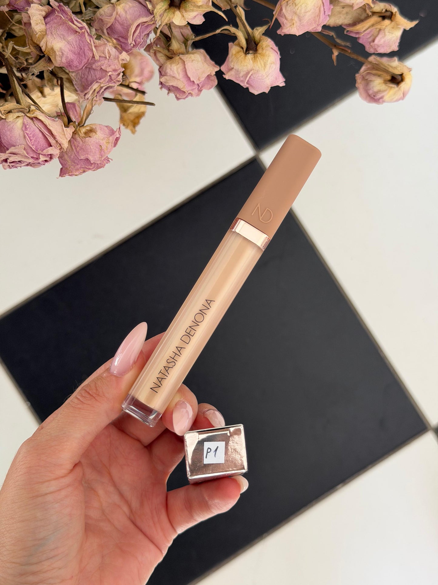 NATASHA DENONA Hy-Glam
Brightening & Hydrating Crease-Proof Serum Concealer (P1)
