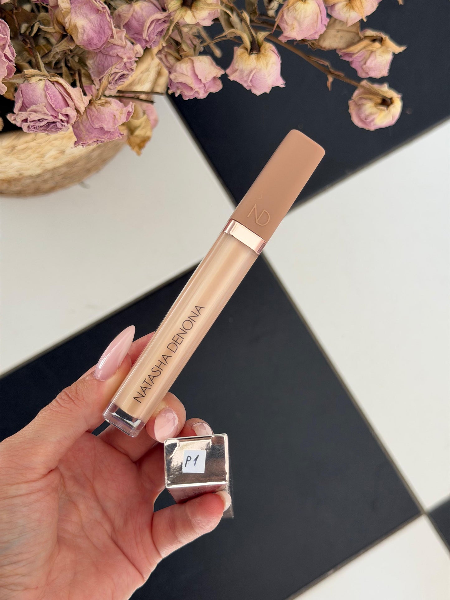 NATASHA DENONA Hy-Glam
Brightening & Hydrating Crease-Proof Serum Concealer (P1)