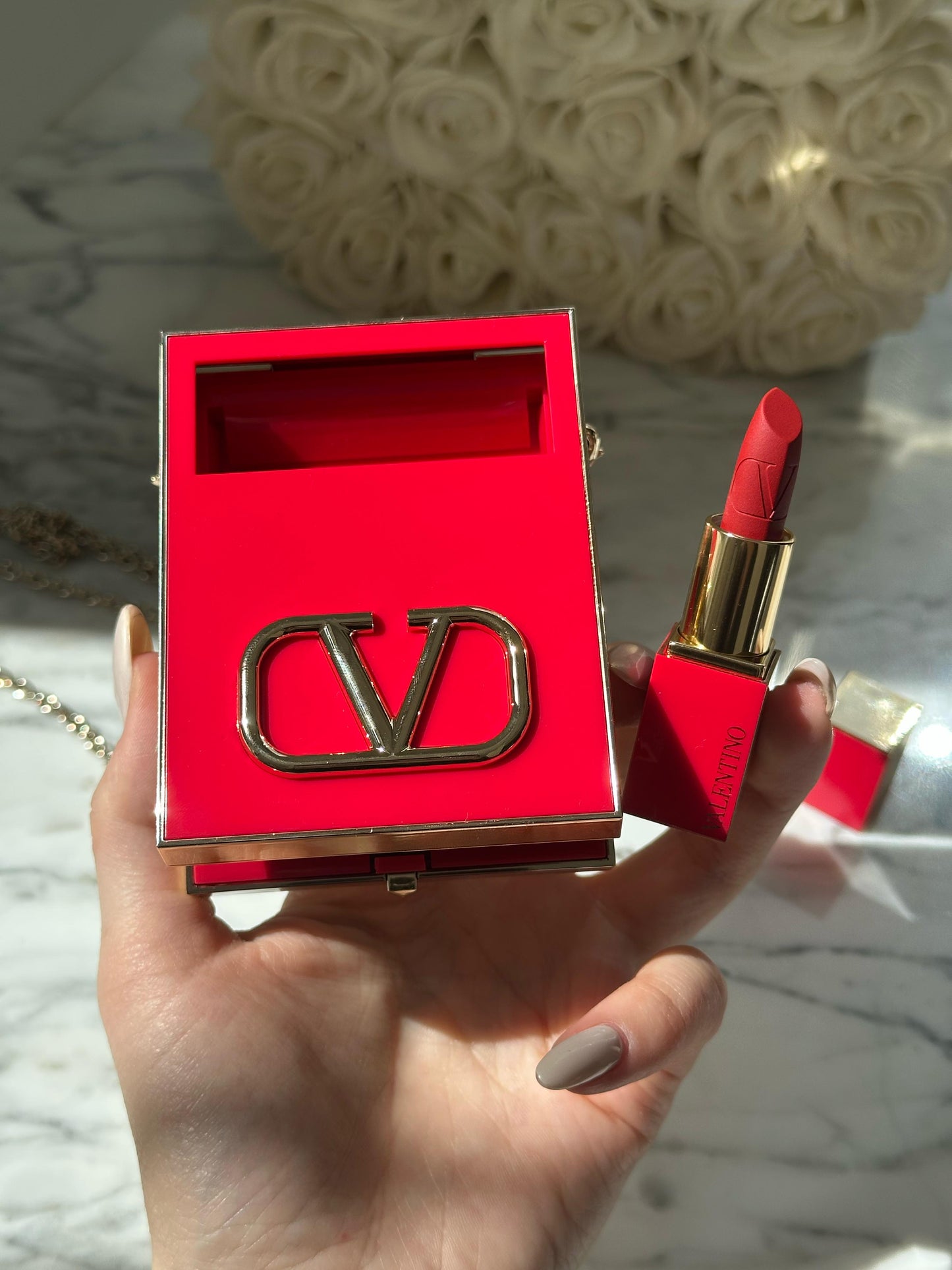 VALENTINO Go-Clutch + Minirosso
2-In-1 On The Move Compact Perfecting Powder & Striking Mini Lip Color
