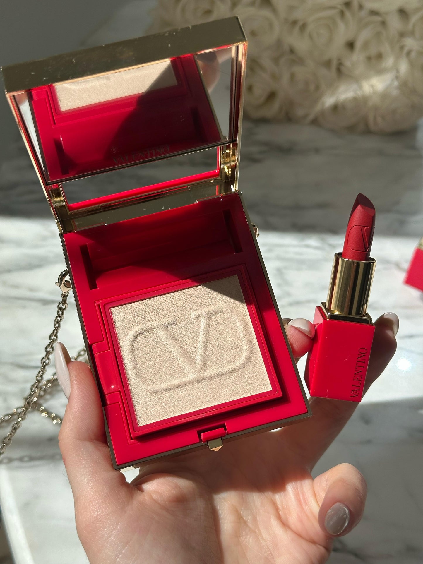 VALENTINO Go-Clutch + Minirosso
2-In-1 On The Move Compact Perfecting Powder & Striking Mini Lip Color