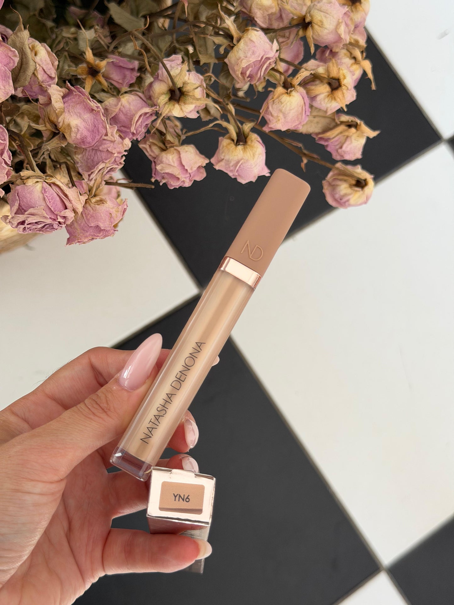 NATASHA DENONA Hy-Glam
Brightening & Hydrating Crease-Proof Serum Concealer (YN6)