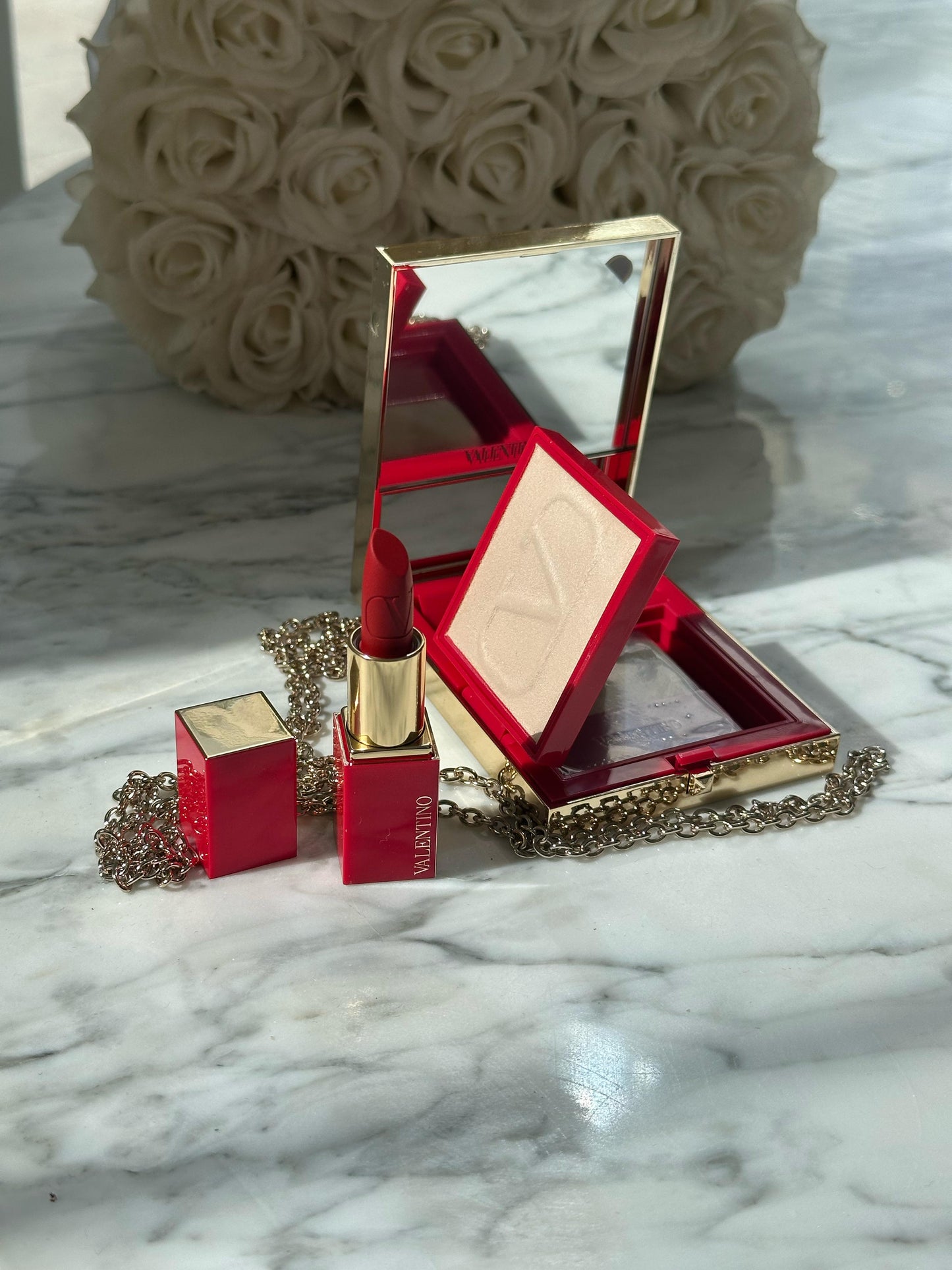 VALENTINO Go-Clutch + Minirosso
2-In-1 On The Move Compact Perfecting Powder & Striking Mini Lip Color