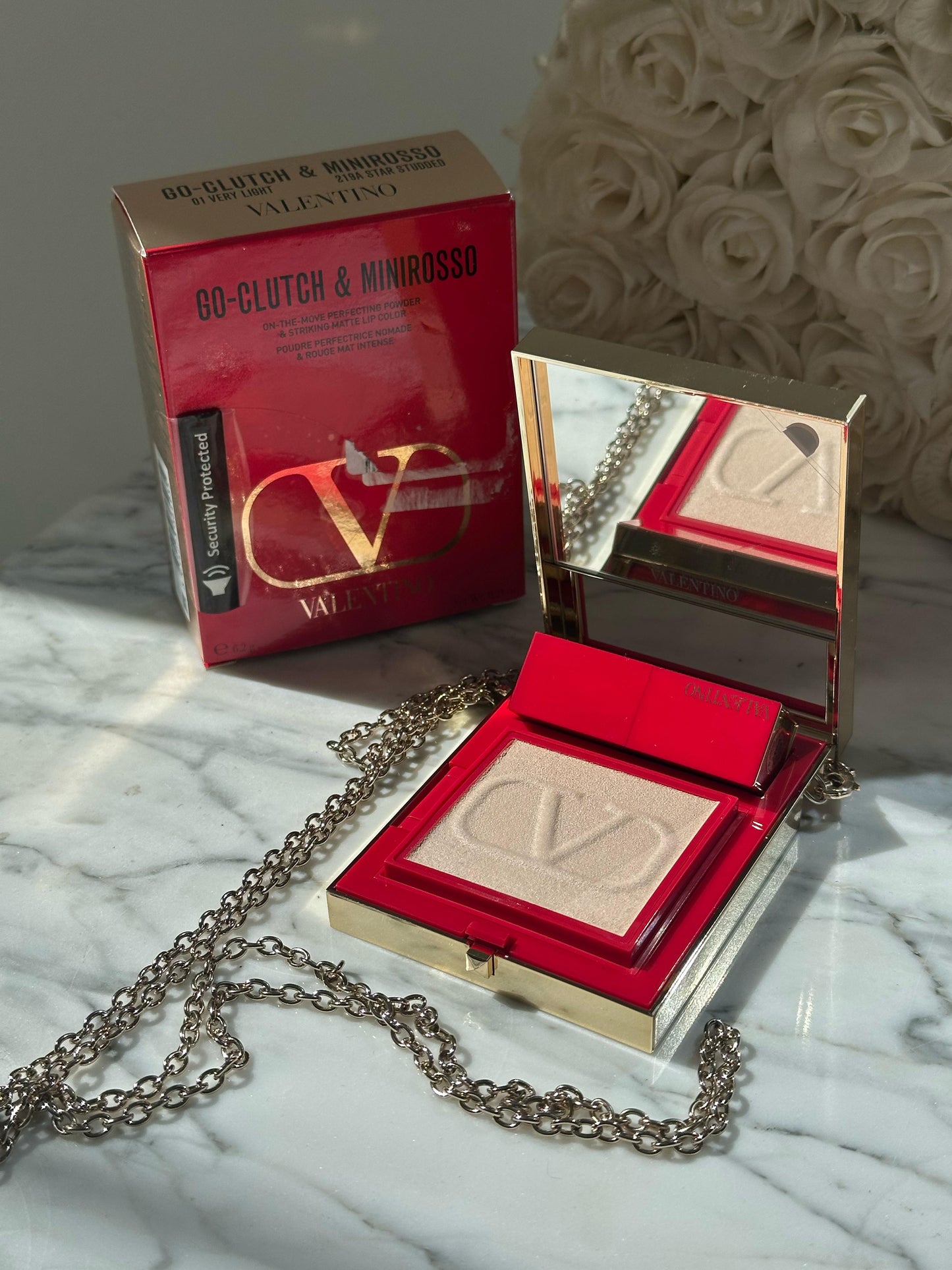 VALENTINO Go-Clutch + Minirosso
2-In-1 On The Move Compact Perfecting Powder & Striking Mini Lip Color
