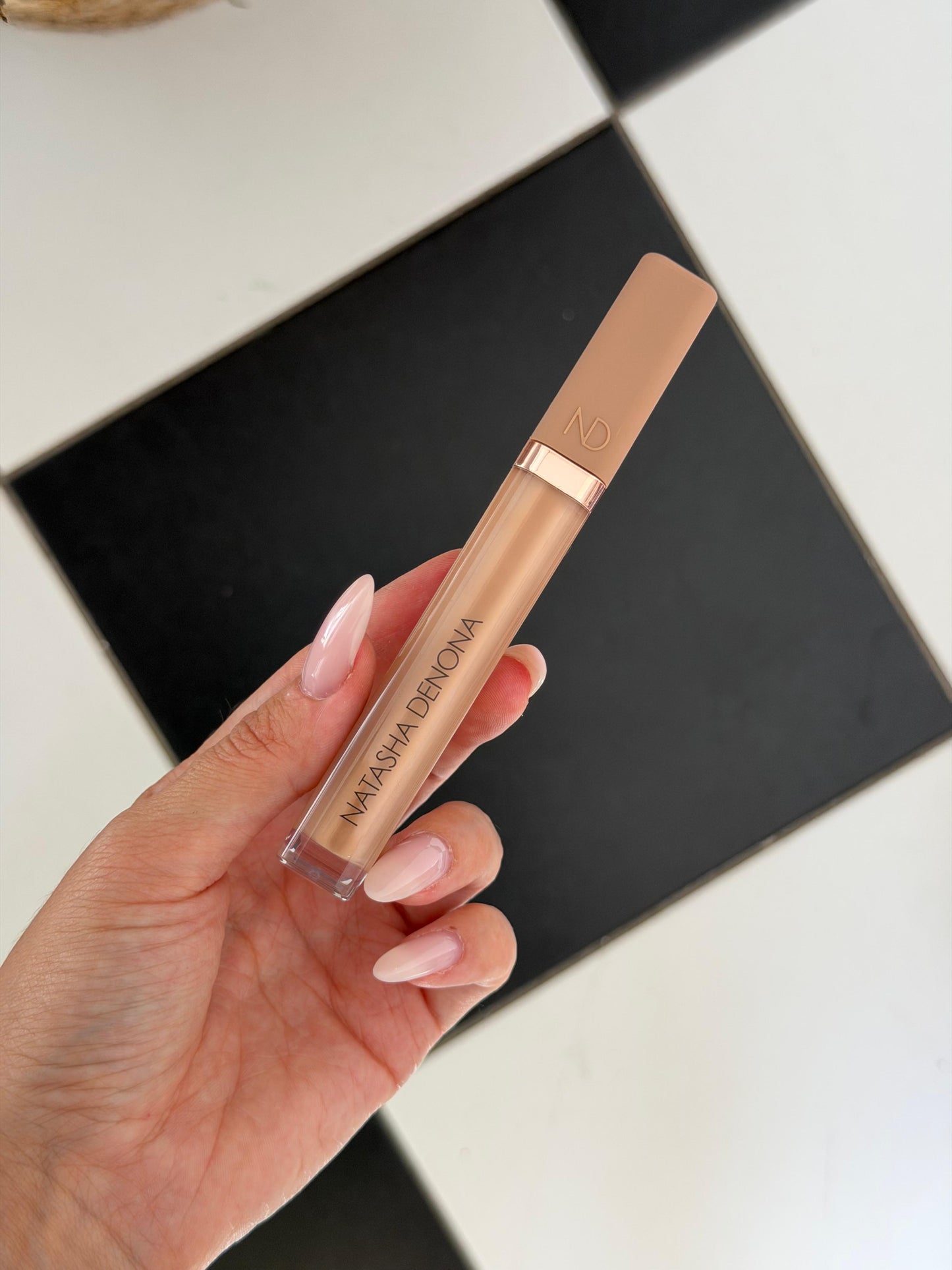 NATASHA DENONA Hy-Glam
Brightening & Hydrating Crease-Proof Serum Concealer (P4)