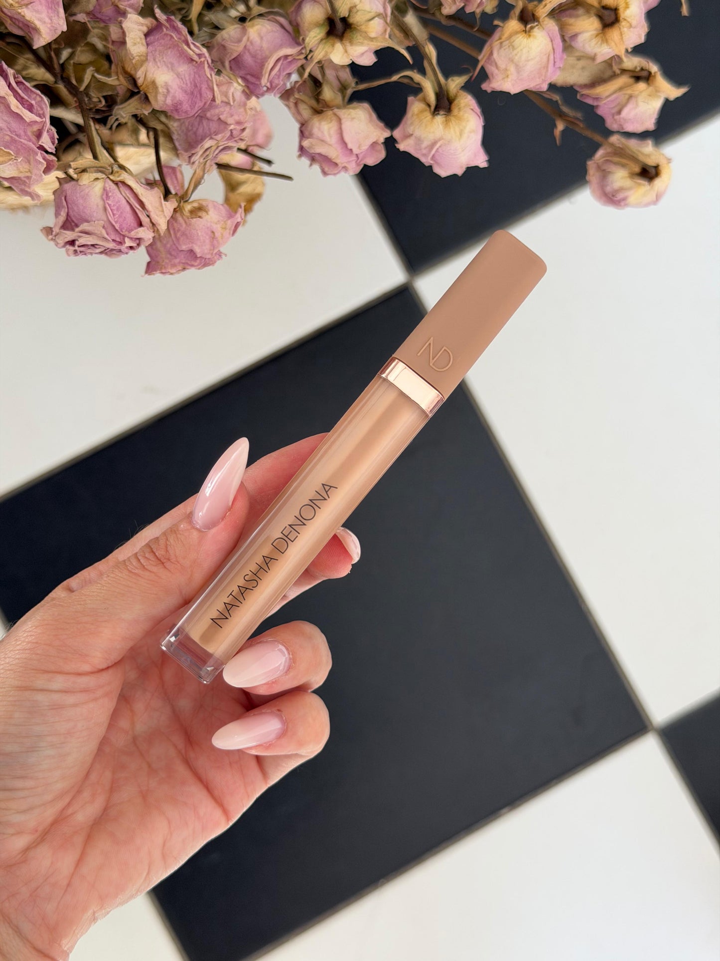 NATASHA DENONA Hy-Glam
Brightening & Hydrating Crease-Proof Serum Concealer (P4)