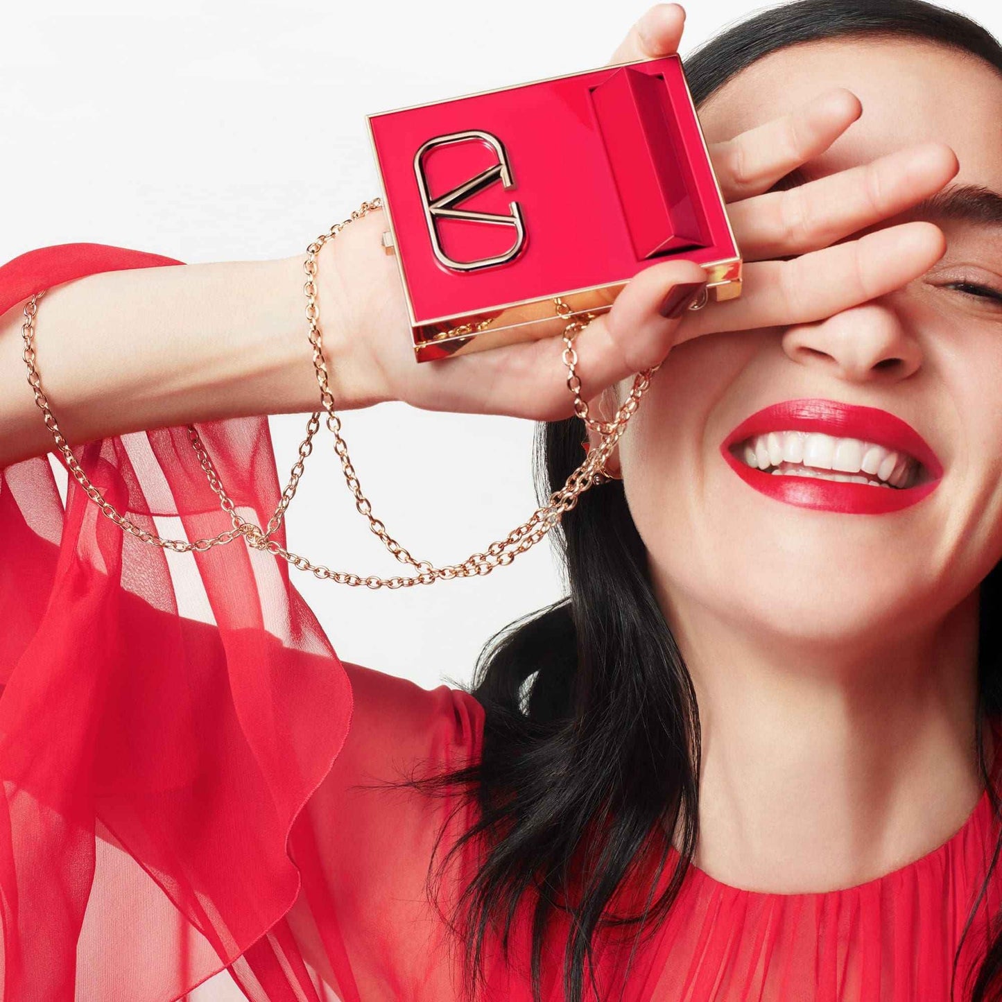 VALENTINO Go-Clutch + Minirosso
2-In-1 On The Move Compact Perfecting Powder & Striking Mini Lip Color