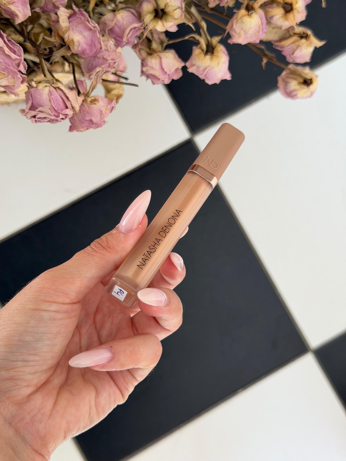 NATASHA DENONA Hy-Glam
Brightening & Hydrating Crease-Proof Serum Concealer (P4)
