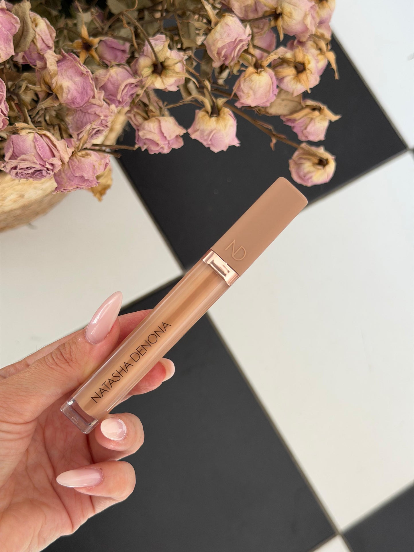 NATASHA DENONA Hy-Glam
Brightening & Hydrating Crease-Proof Serum Concealer (P4)