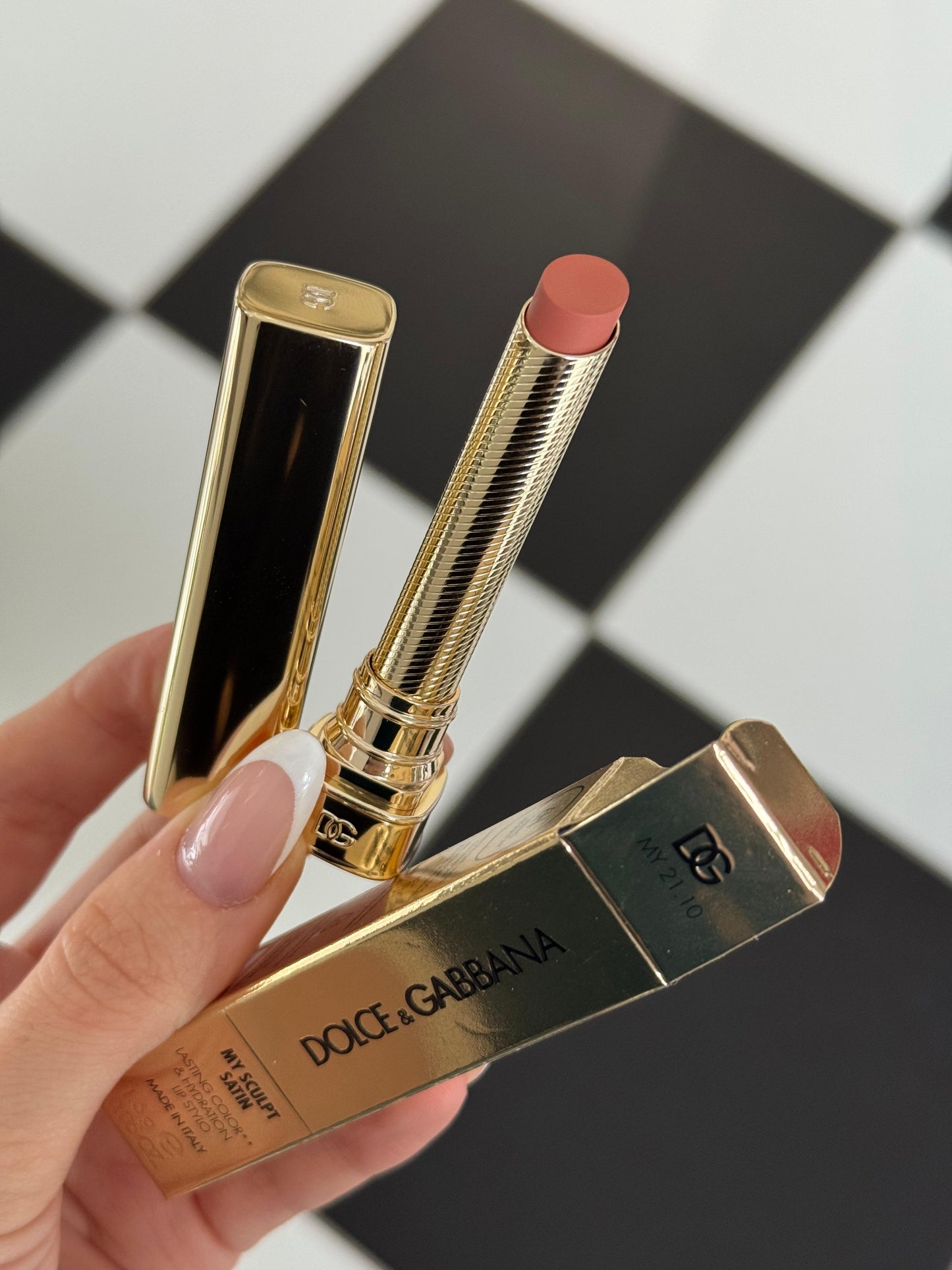 DOLCE&GABBANA My Sculpt Satin
Lasting Color & Hydration Lipstick Stylo - MY 21.10