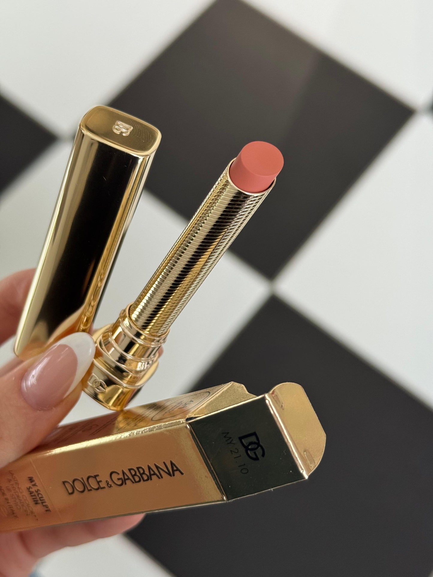 DOLCE&GABBANA My Sculpt Satin
Lasting Color & Hydration Lipstick Stylo - MY 21.10