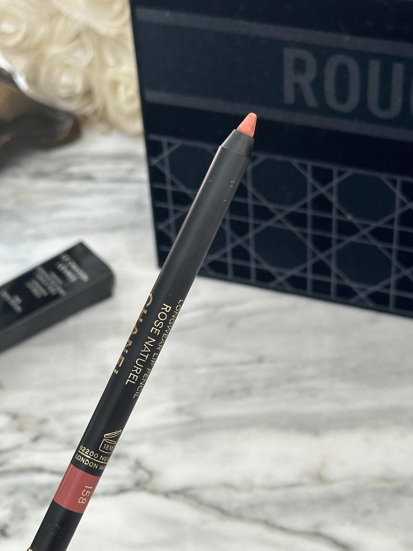 CHANEL Le Crayon Lèvres
Longwear Lip Pencil