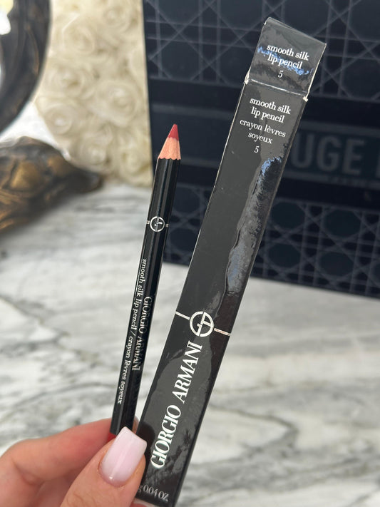 ARMANI Smooth Silk Lip Pencil
Silky, Smooth Color For Perfectly Defined Lips