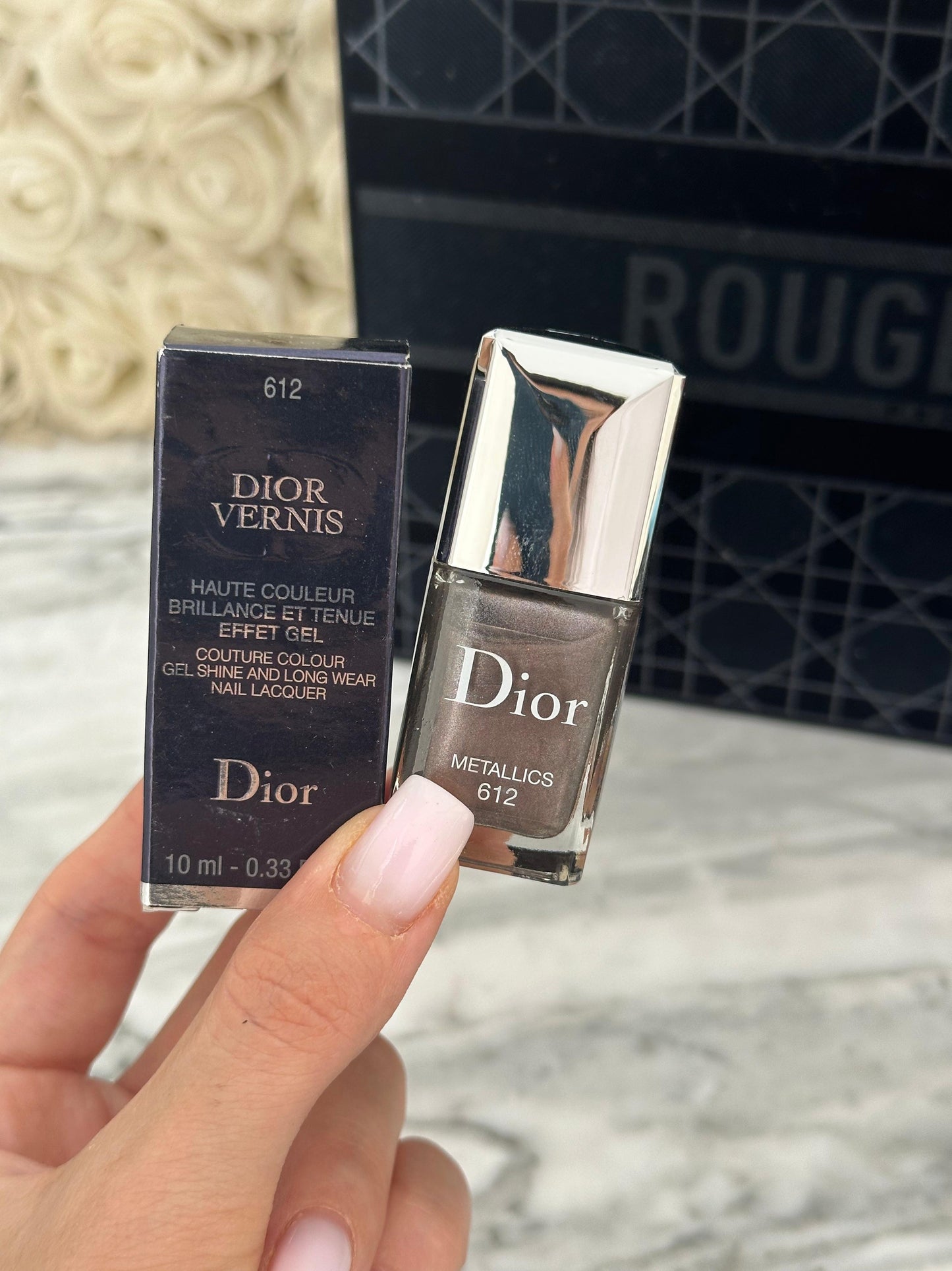 DIOR Vernis (612)
Nail Lacquer - Color Shine and Long Wear - Gel Effect - Protective Nail Care