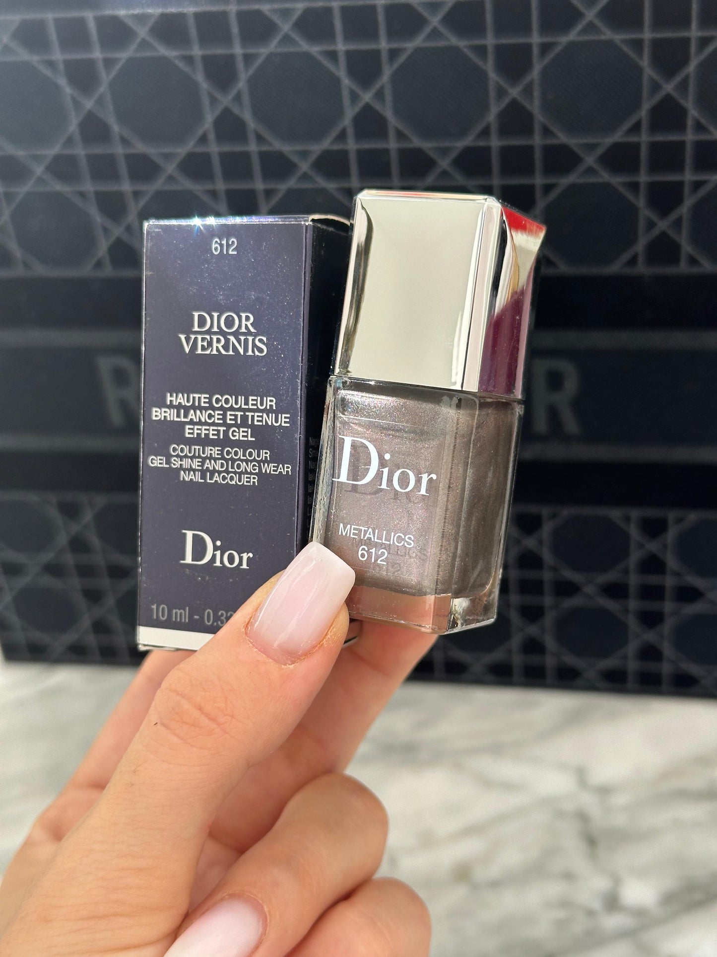DIOR Vernis (612)
Nail Lacquer - Color Shine and Long Wear - Gel Effect - Protective Nail Care