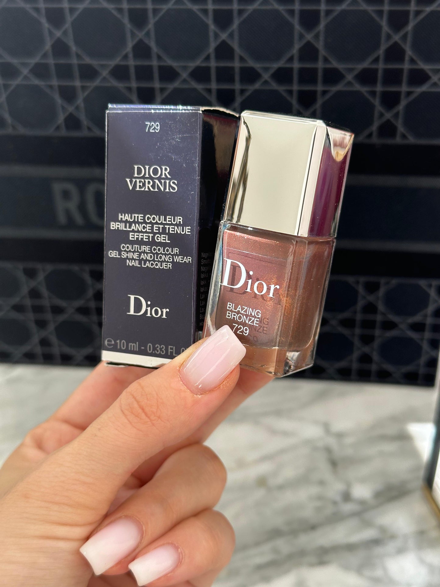 DIOR Vernis (729)
Nail Lacquer - Color Shine and Long Wear - Gel Effect - Protective Nail Care