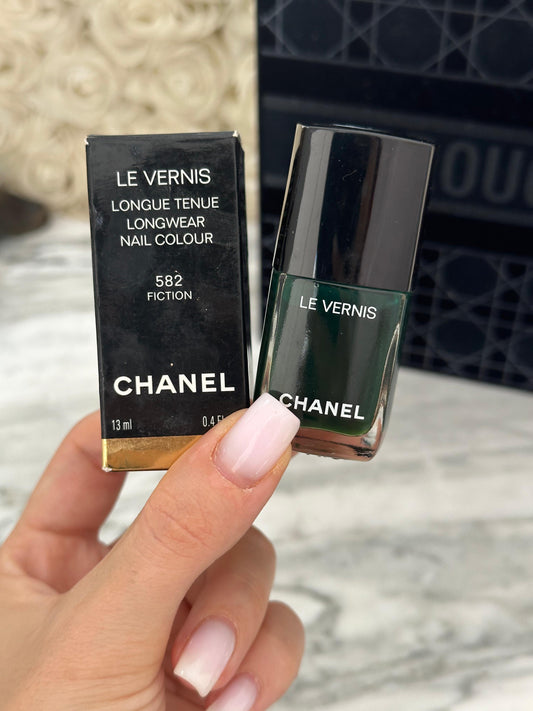 CHANEL Le Vernis
Nail Colour (582)