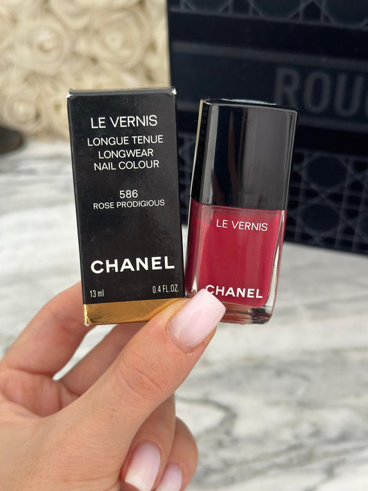 CHANEL Le Vernis
Nail Colour (586)