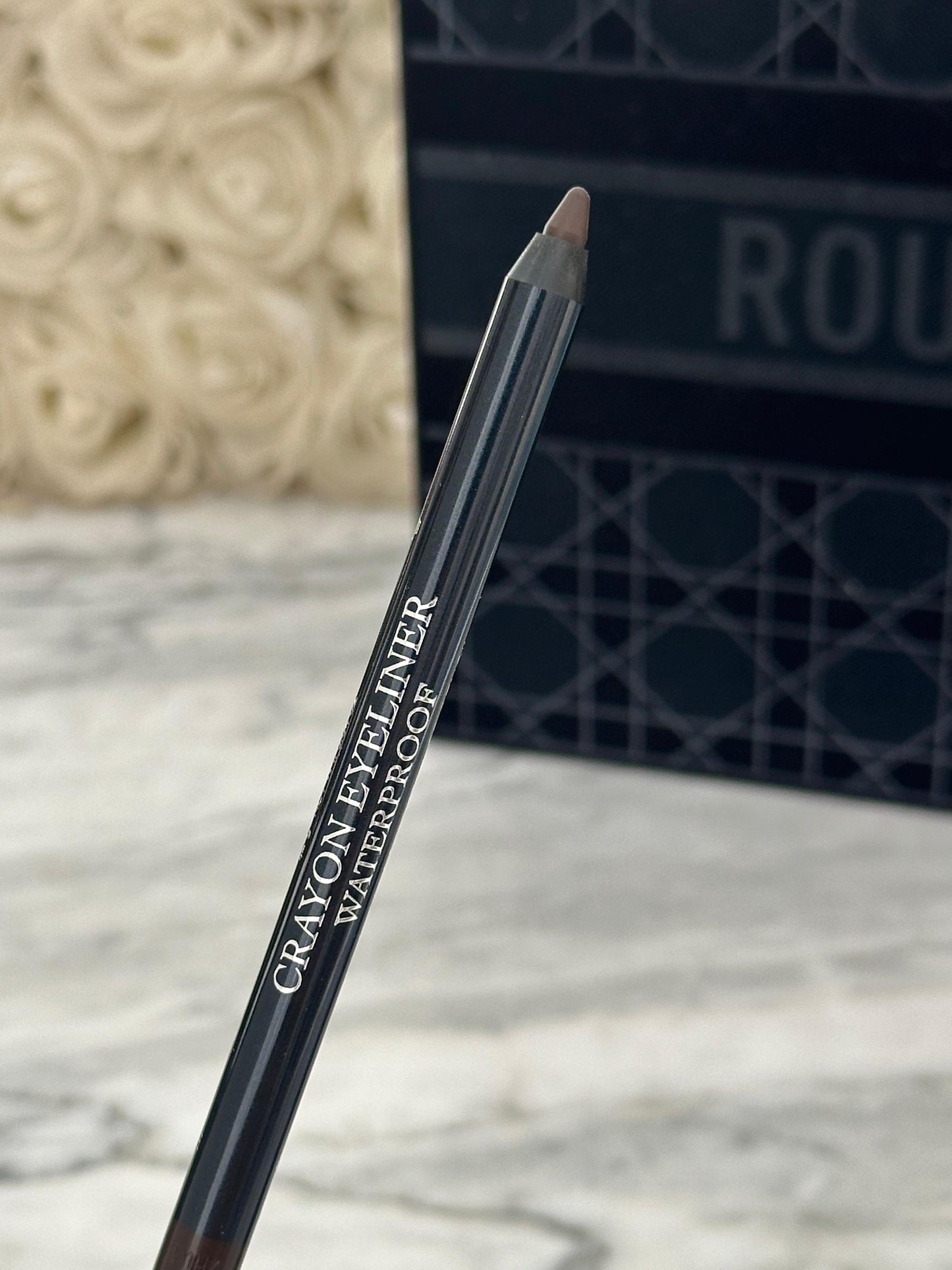 DIOR Eyeliner Waterproof
Long-Wear Pencil With Blending Tip And Sharpener