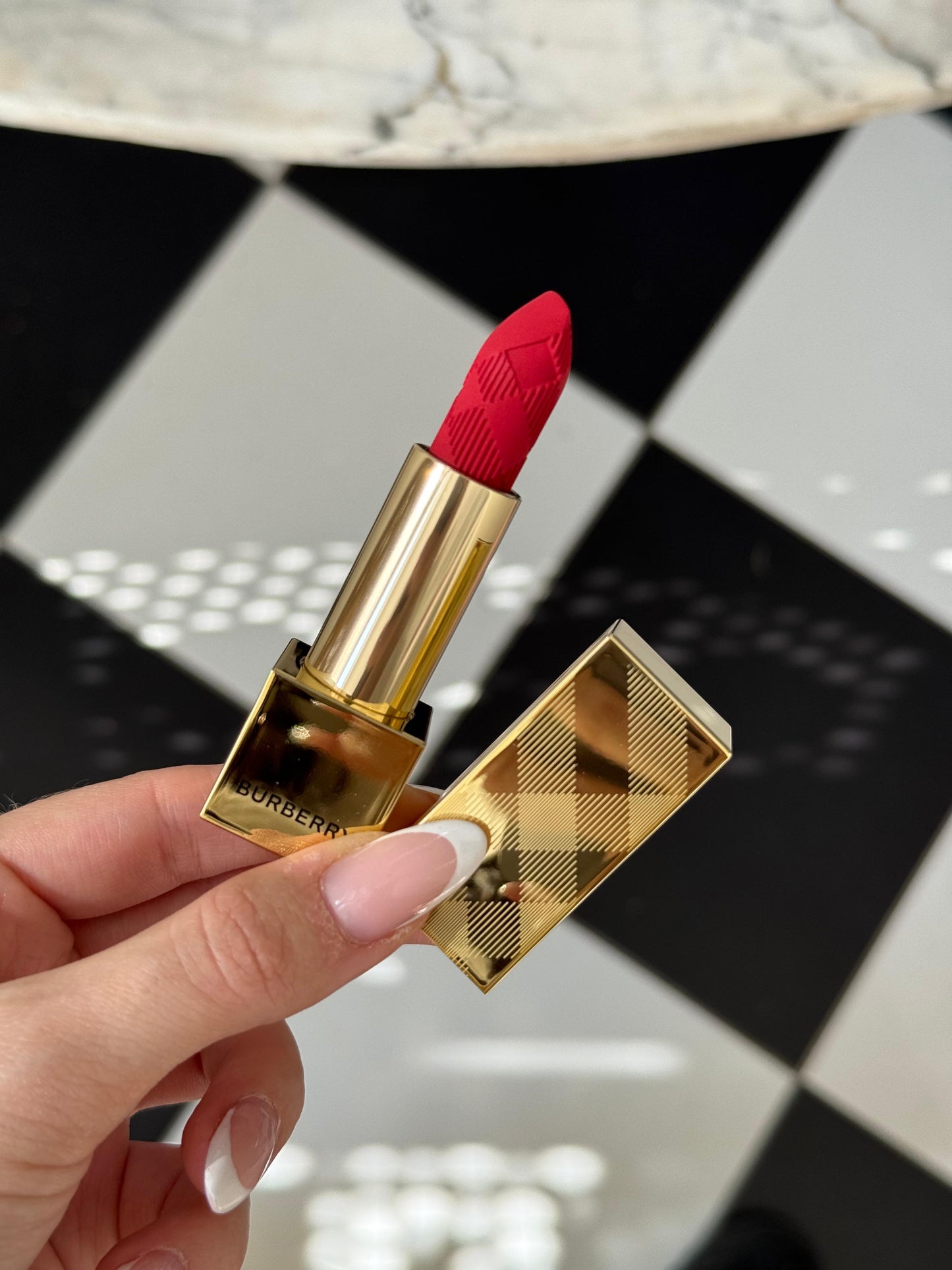 BURBERRY Kisses Matte The Red - Hydrating & Long-Lasting Lipstick