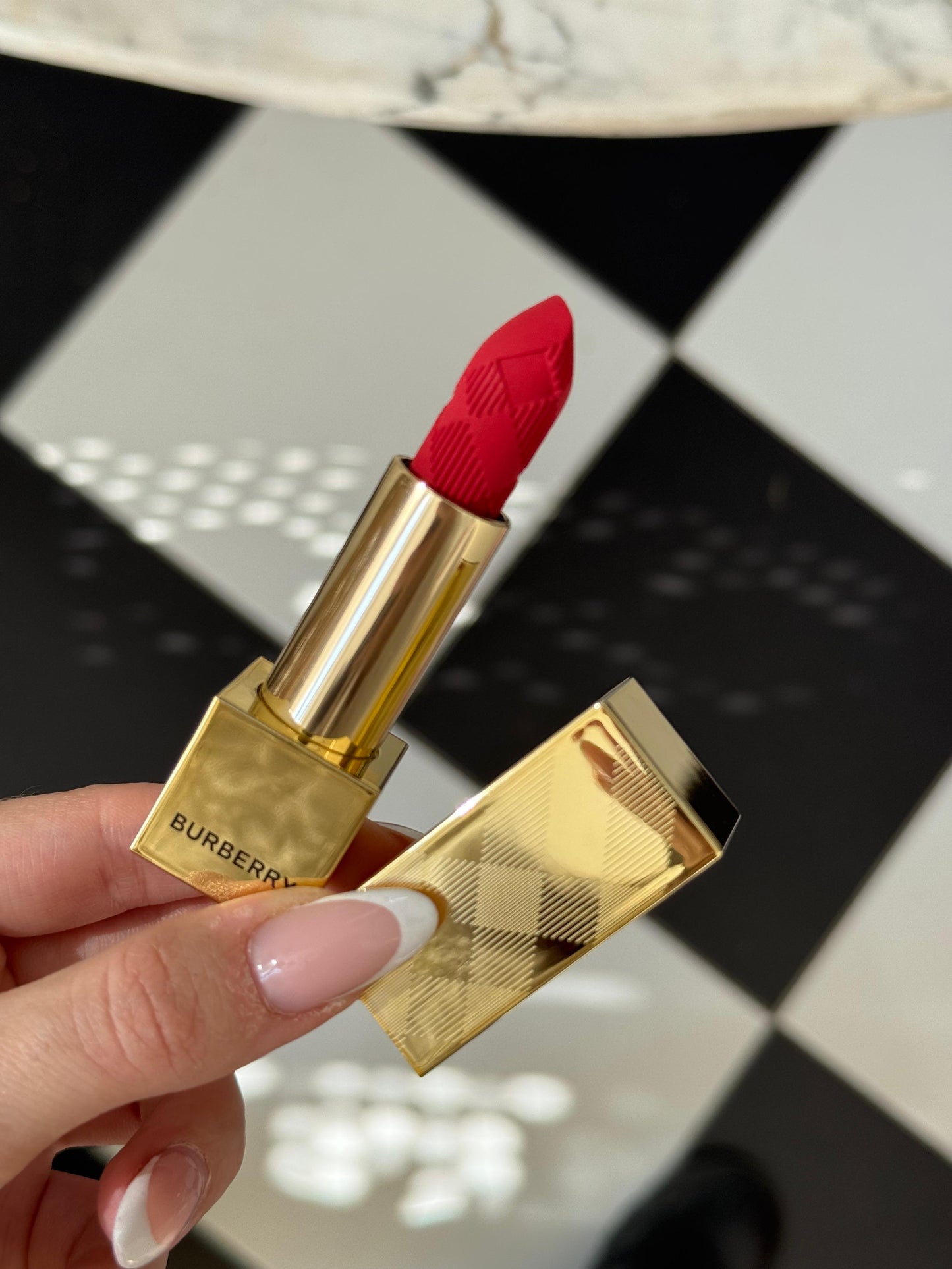 BURBERRY Kisses Matte The Red - Hydrating & Long-Lasting Lipstick