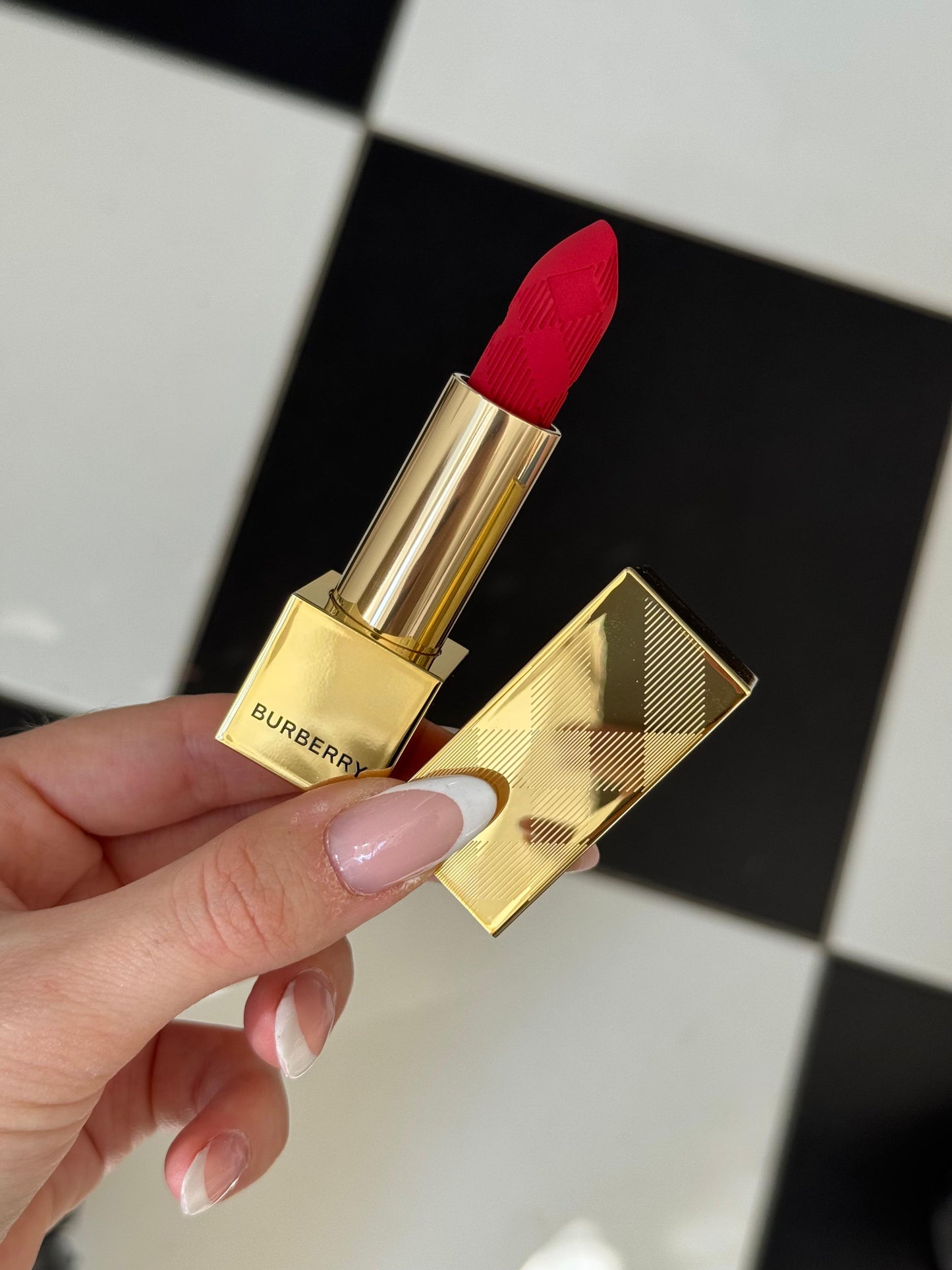 BURBERRY Kisses Matte The Red - Hydrating & Long-Lasting Lipstick