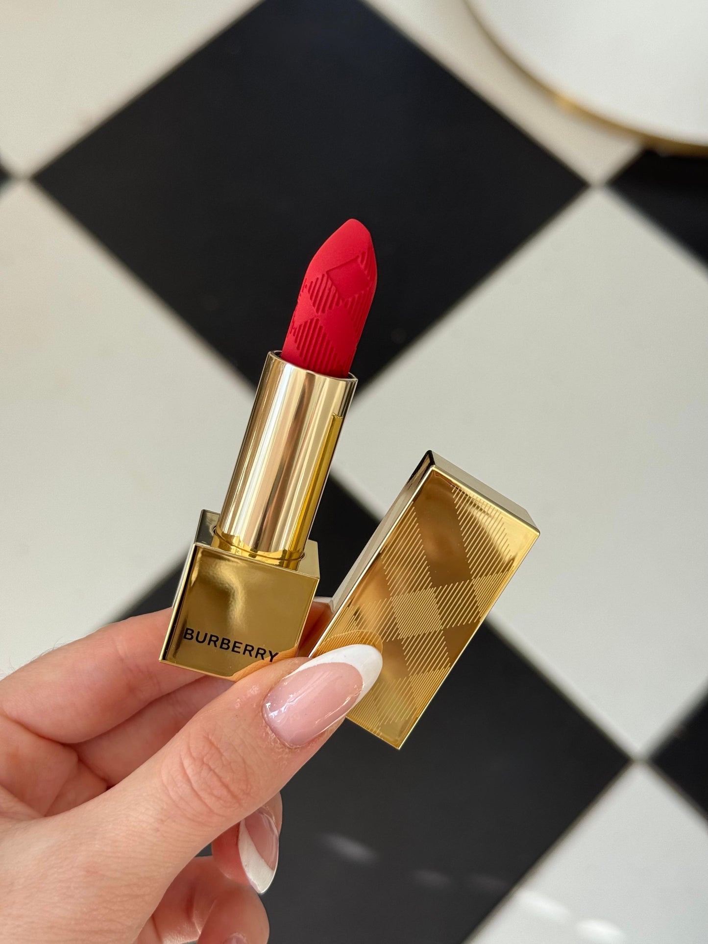 BURBERRY Kisses Matte The Red - Hydrating & Long-Lasting Lipstick