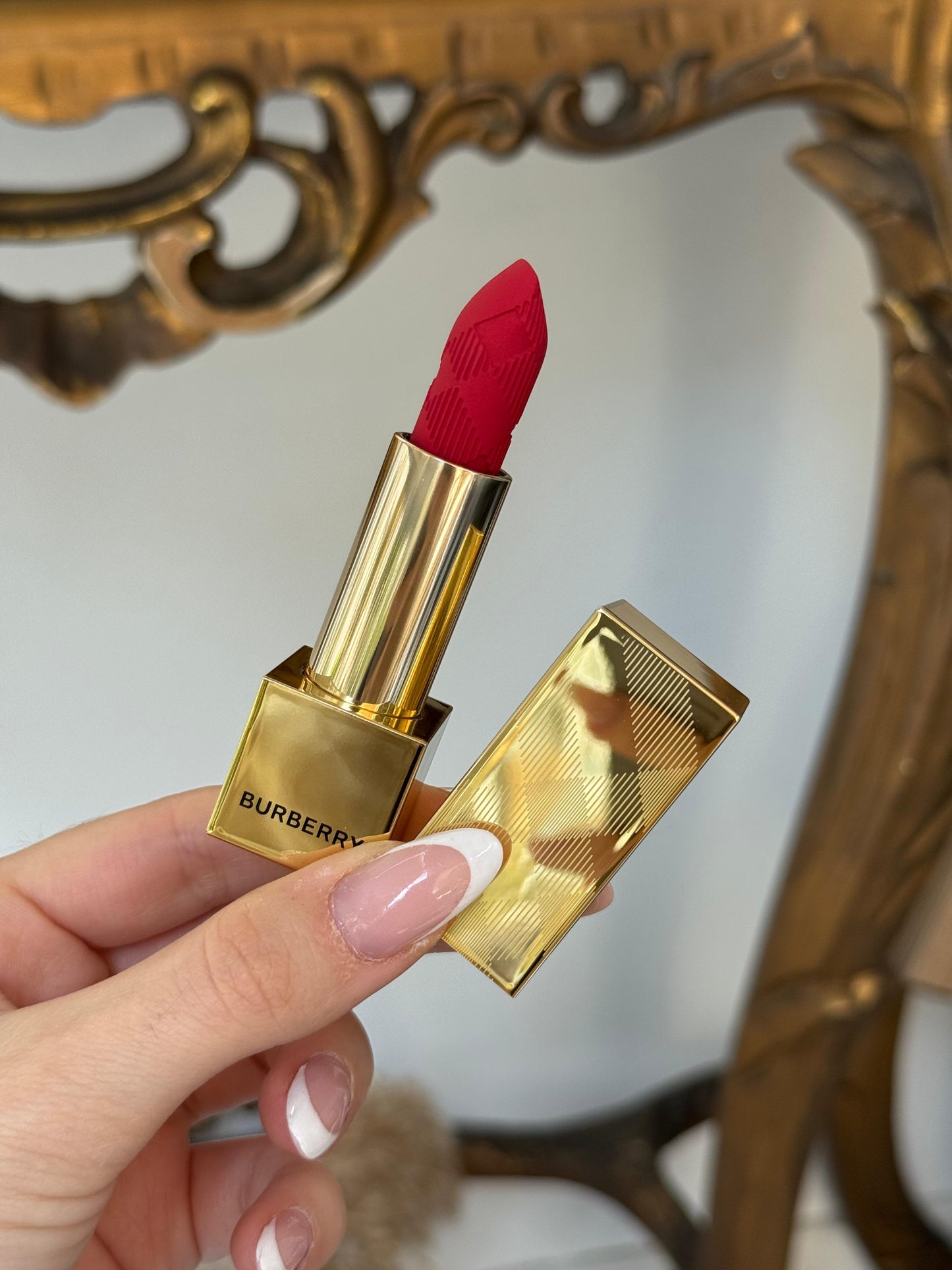 BURBERRY Kisses Matte The Red - Hydrating & Long-Lasting Lipstick
