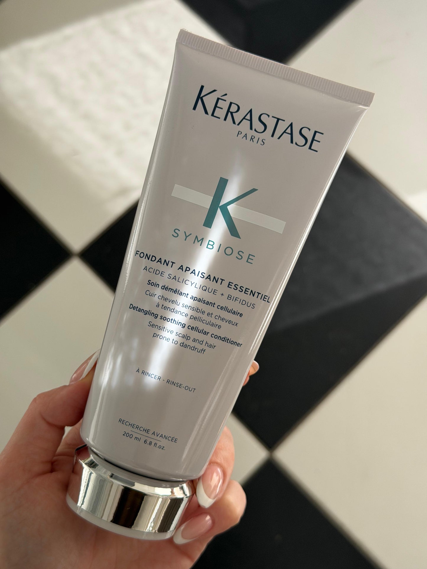 KERASTASE Fondant Apaisant Essentiel
Dentaling Soothing Cellular Conditioner For Sensitive Scalp And Hair Prone To Dandruff