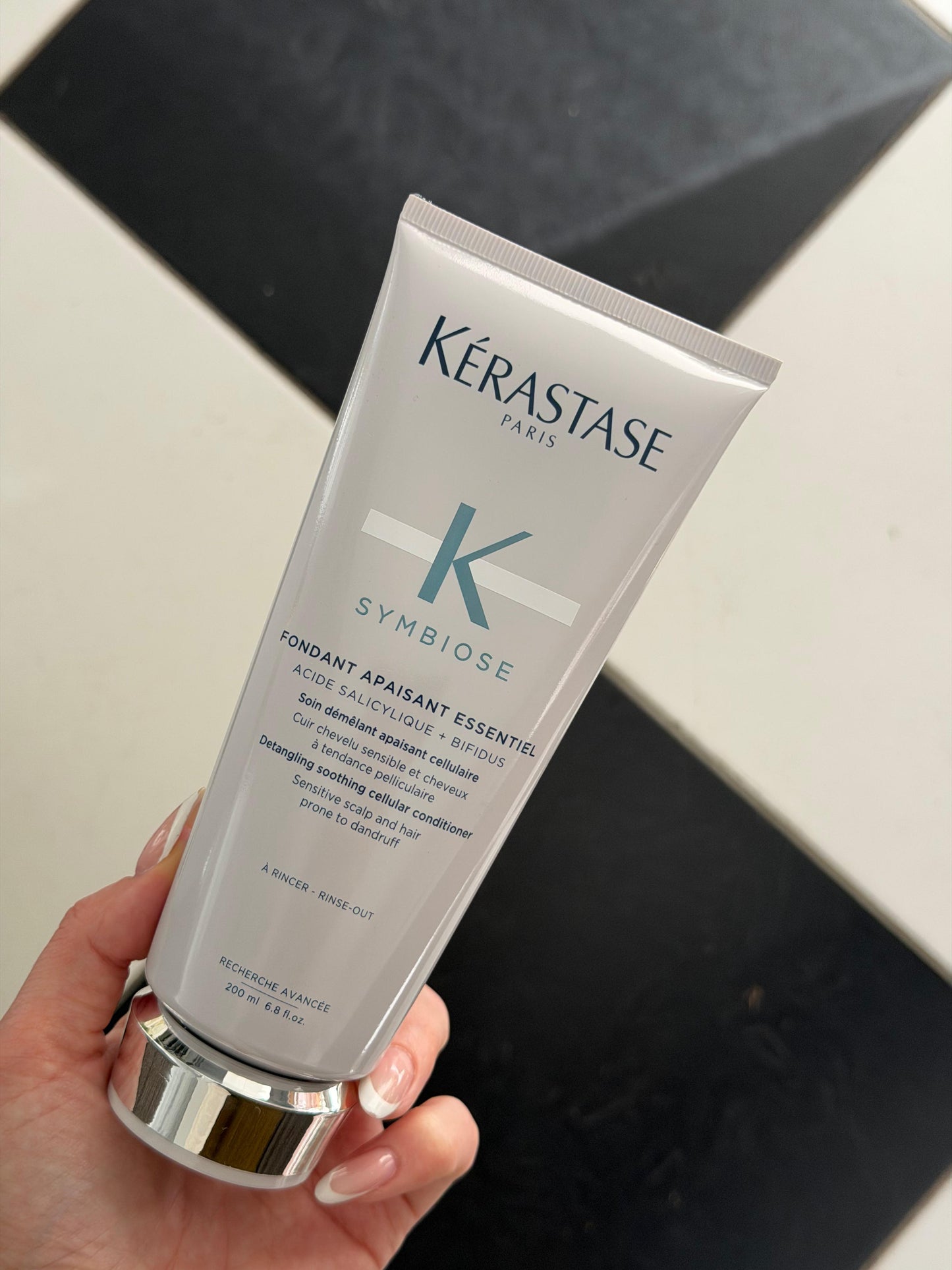 KERASTASE Fondant Apaisant Essentiel
Dentaling Soothing Cellular Conditioner For Sensitive Scalp And Hair Prone To Dandruff