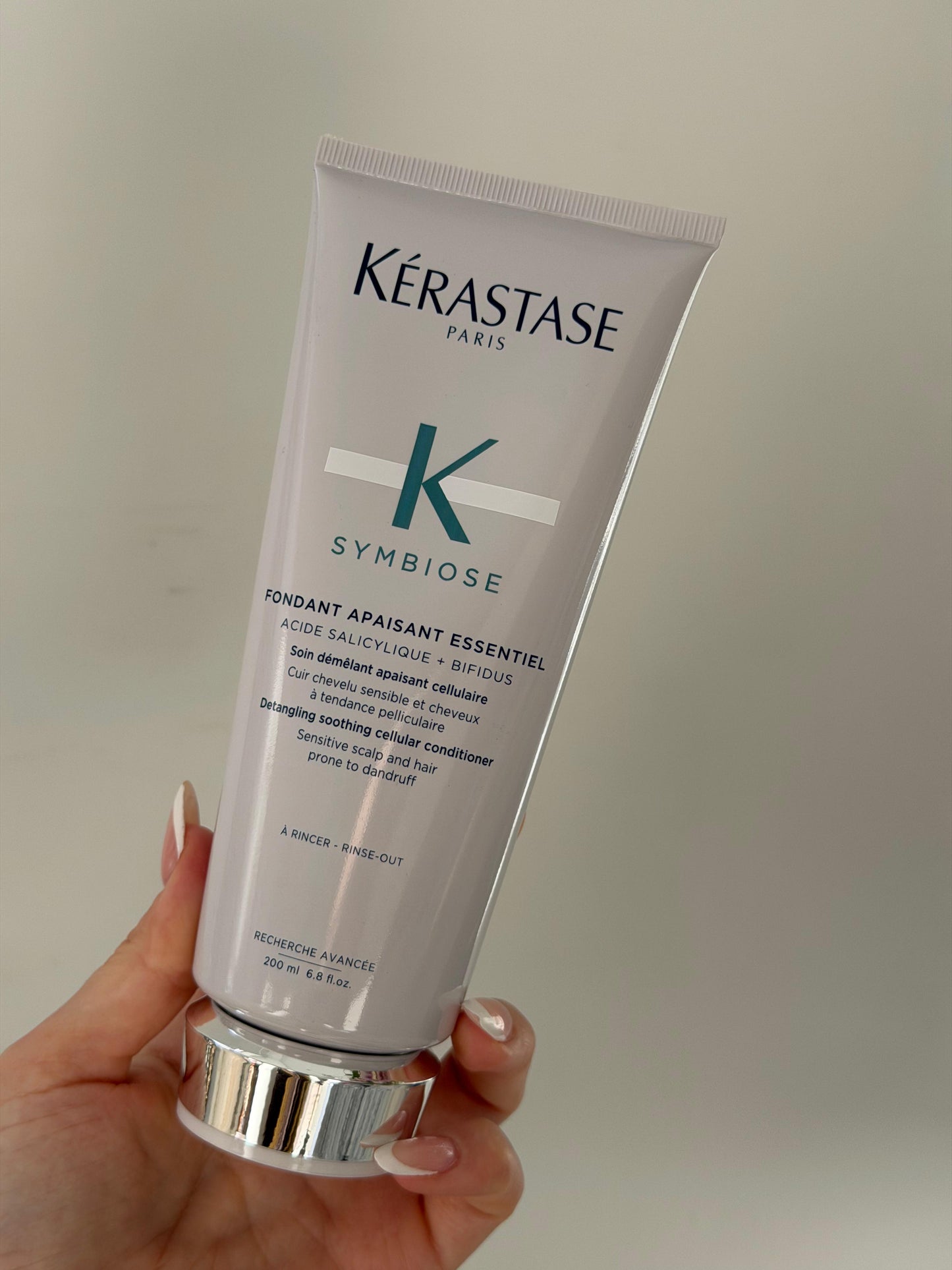 KERASTASE Fondant Apaisant Essentiel
Dentaling Soothing Cellular Conditioner For Sensitive Scalp And Hair Prone To Dandruff