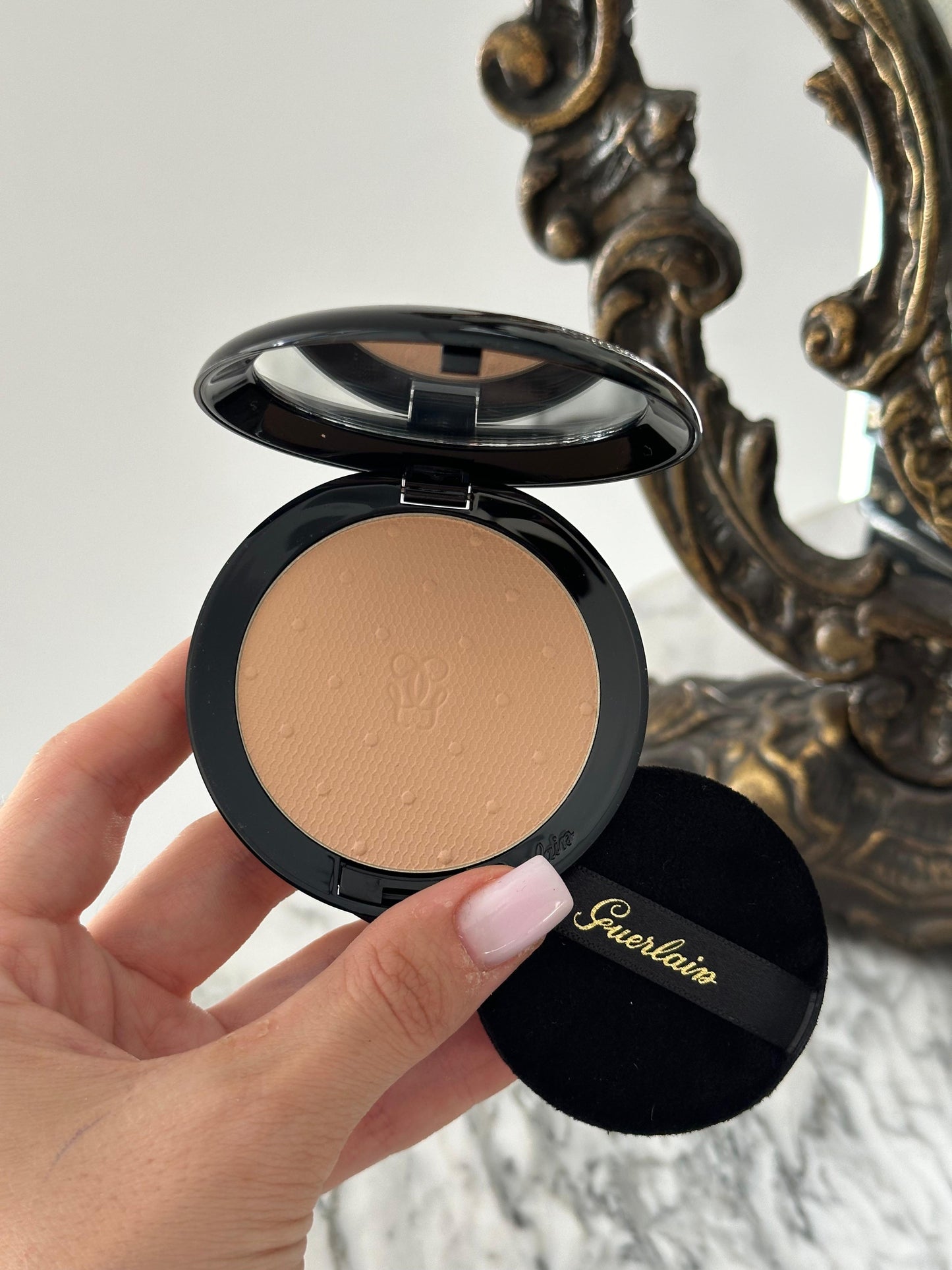 GUERLAIN Les Voilettes
Translucent Compact Powder Mattifying Veil