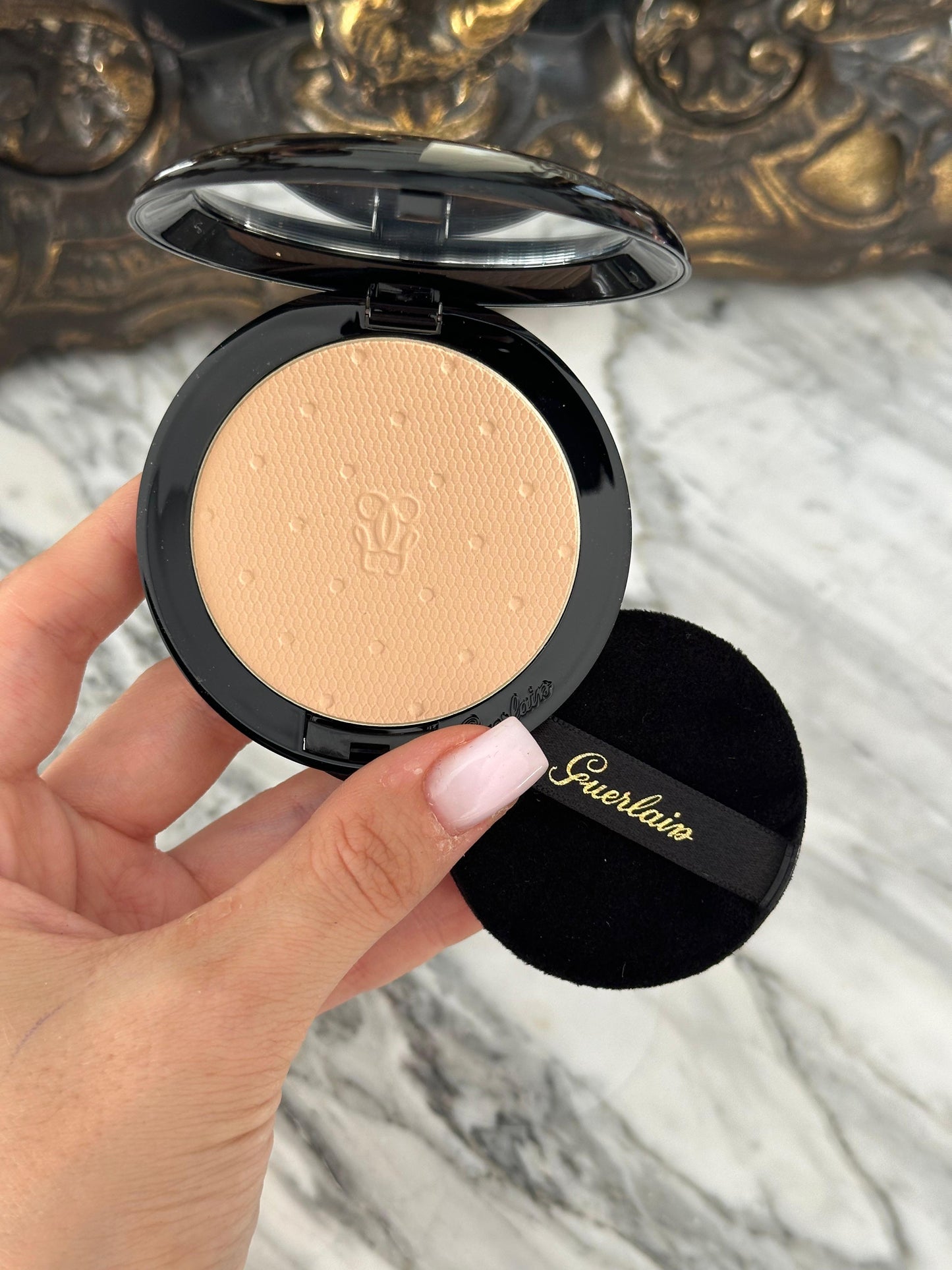 GUERLAIN Les Voilettes
Translucent Compact Powder Mattifying Veil