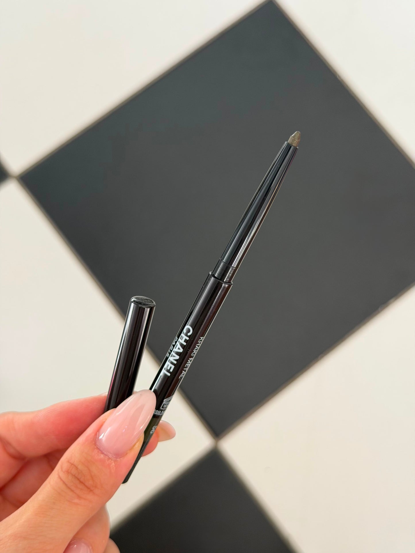 CHANEL Stylo Eyes Waterproof (56)
Long-Lasting Eyeliner