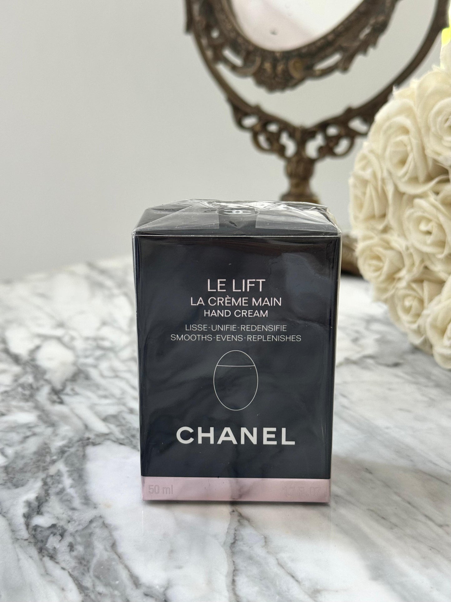 CHANEL Le Lift Hand Cream
Smooths – Evens – Replenishes
